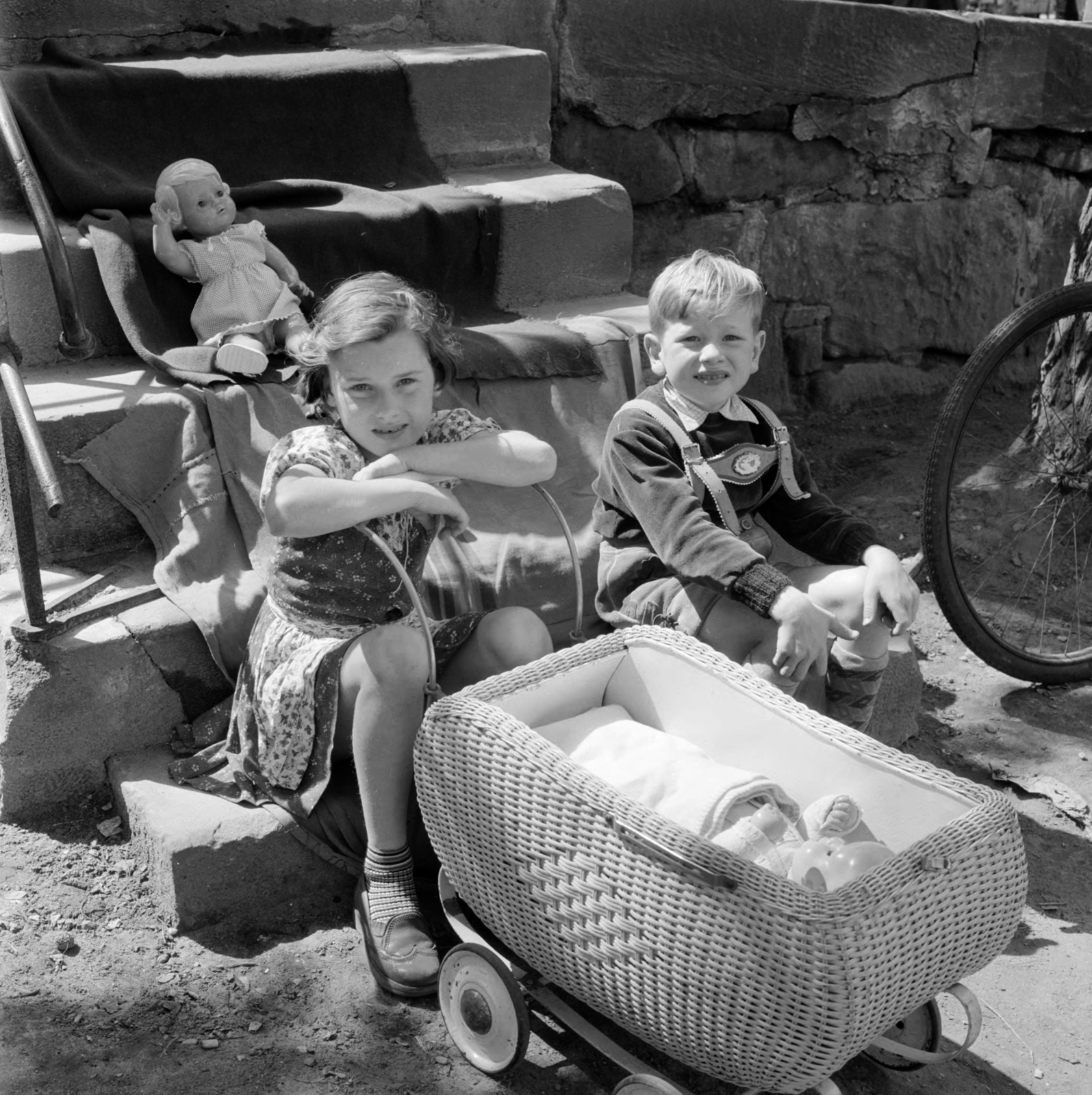 Germany, a Steinweg a 35. számú ház elött., 1958, UWM Libraries, baby carriage, sitting on stairs, toy doll, FRG, photo aspect ratio: square, Fortepan #259317