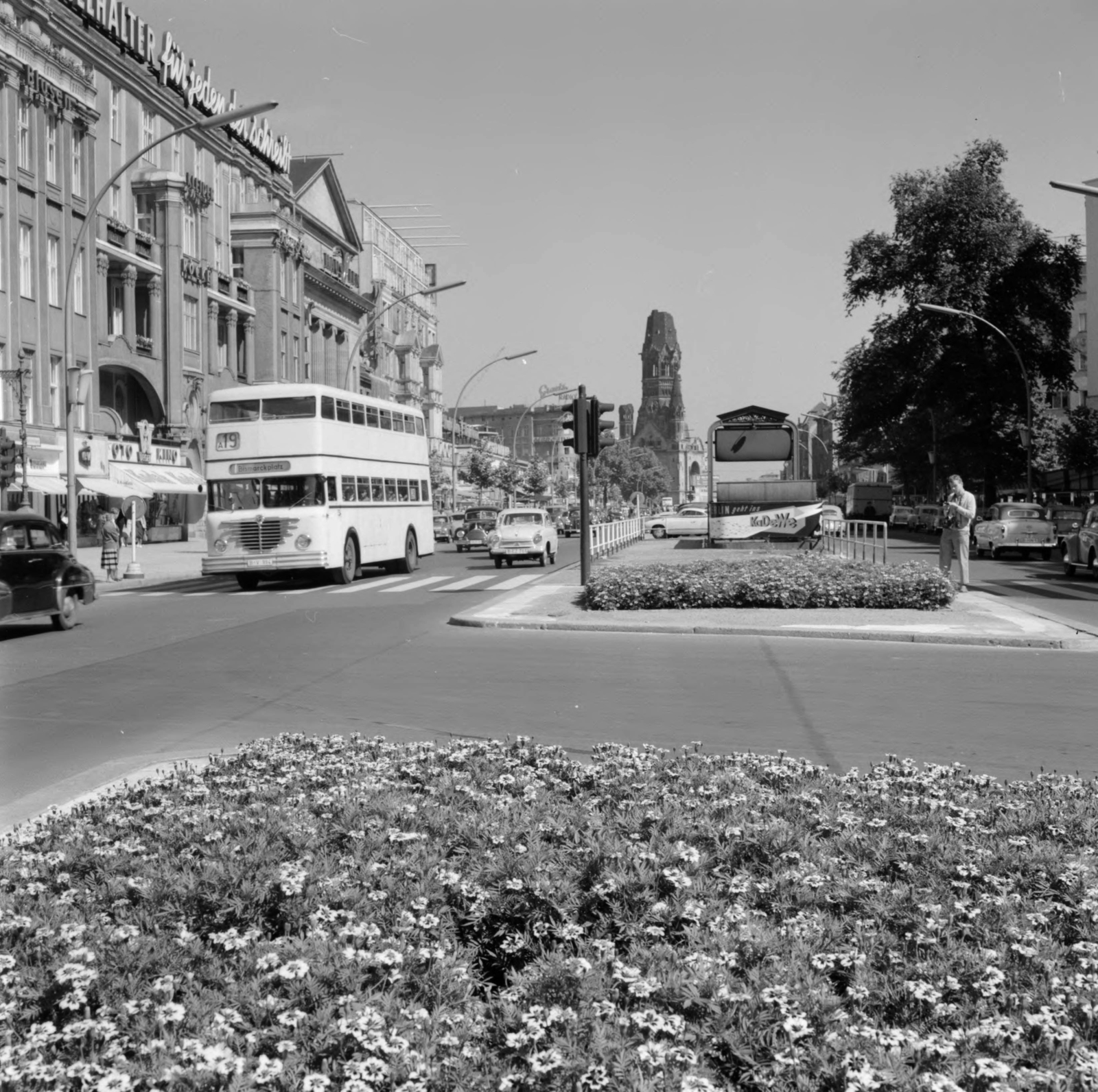 Germany, Berlin, Nyugat-Berlin, a Kurfürstendamm az Uhlandstrasse kereszteződésénél, a háttérbena Breitscheidplatz-on a Vilmos császár emléktemplom (Kaiser-Wilhelm-Gedächtnis-Kirche)., 1958, UWM Libraries, double-decker, West Berlin, photo aspect ratio: square, Fortepan #259323