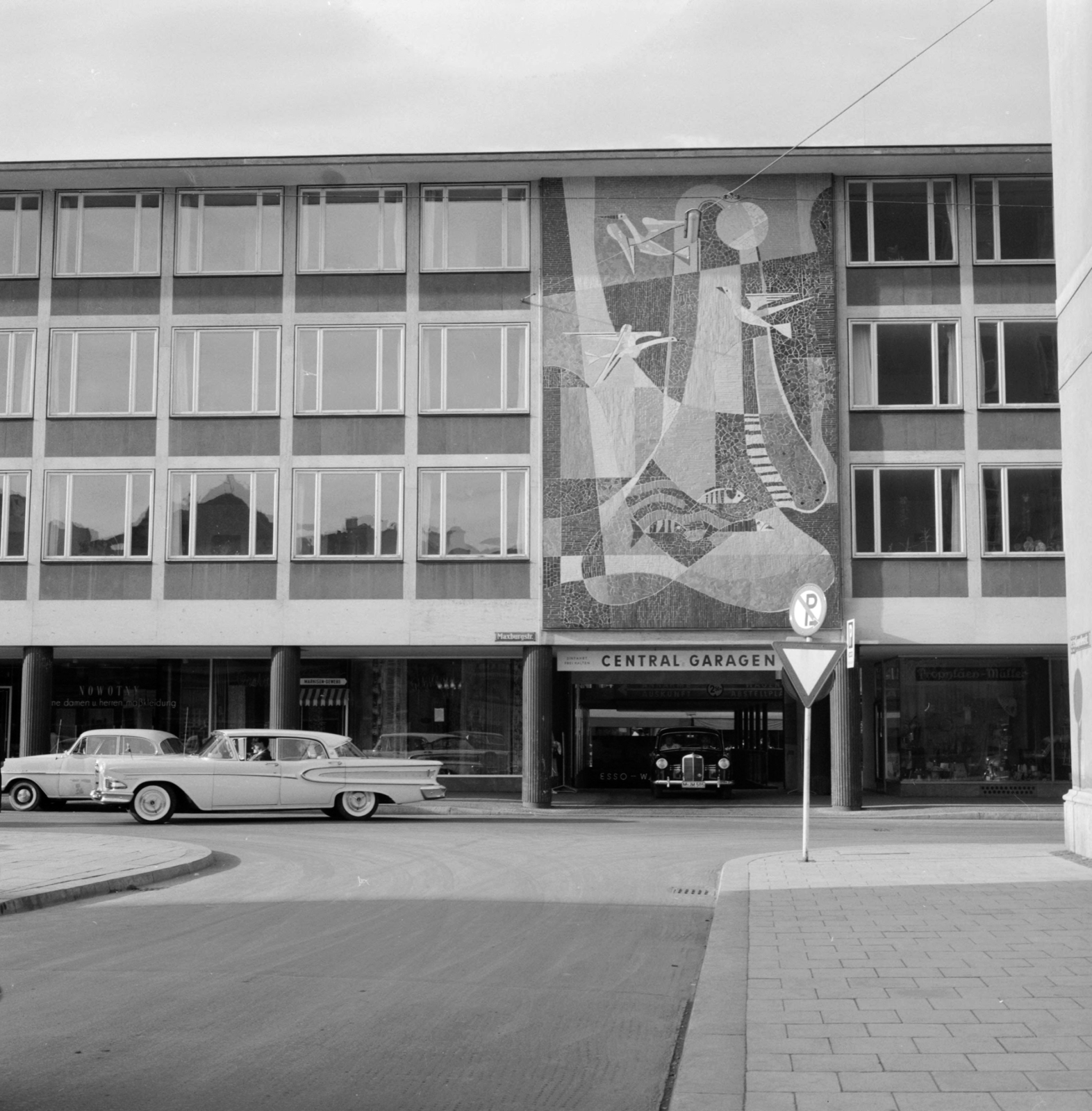 Germany, Munich, Kapellenstraße, szemben a Maxburgstraße 4. számú épületen Blasius Spreng és Wilhelm Braun festőművészek mozaikja., 1958, UWM Libraries, garage, FRG, photo aspect ratio: square, modern architecture, automobile, Fortepan #259324