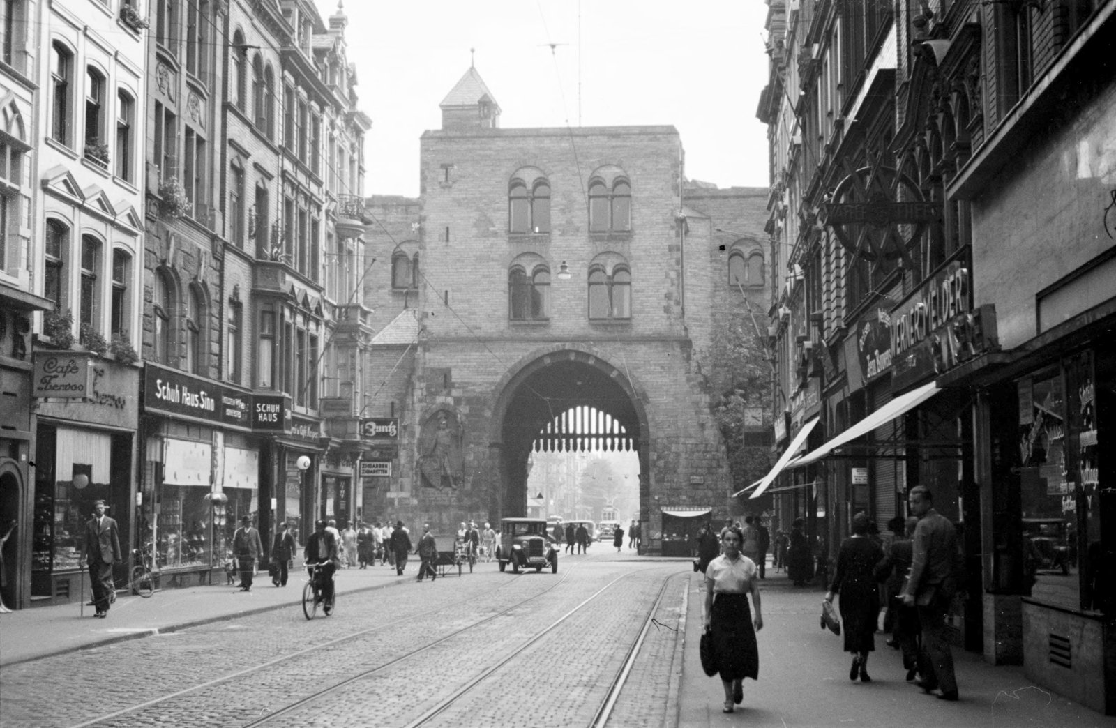 Germany, Köln, Eigelstein, szemben az Eigelsteintorburg., 1934, UWM Libraries, bicycle, monument, street view, City gate, arch, Fortepan #259329