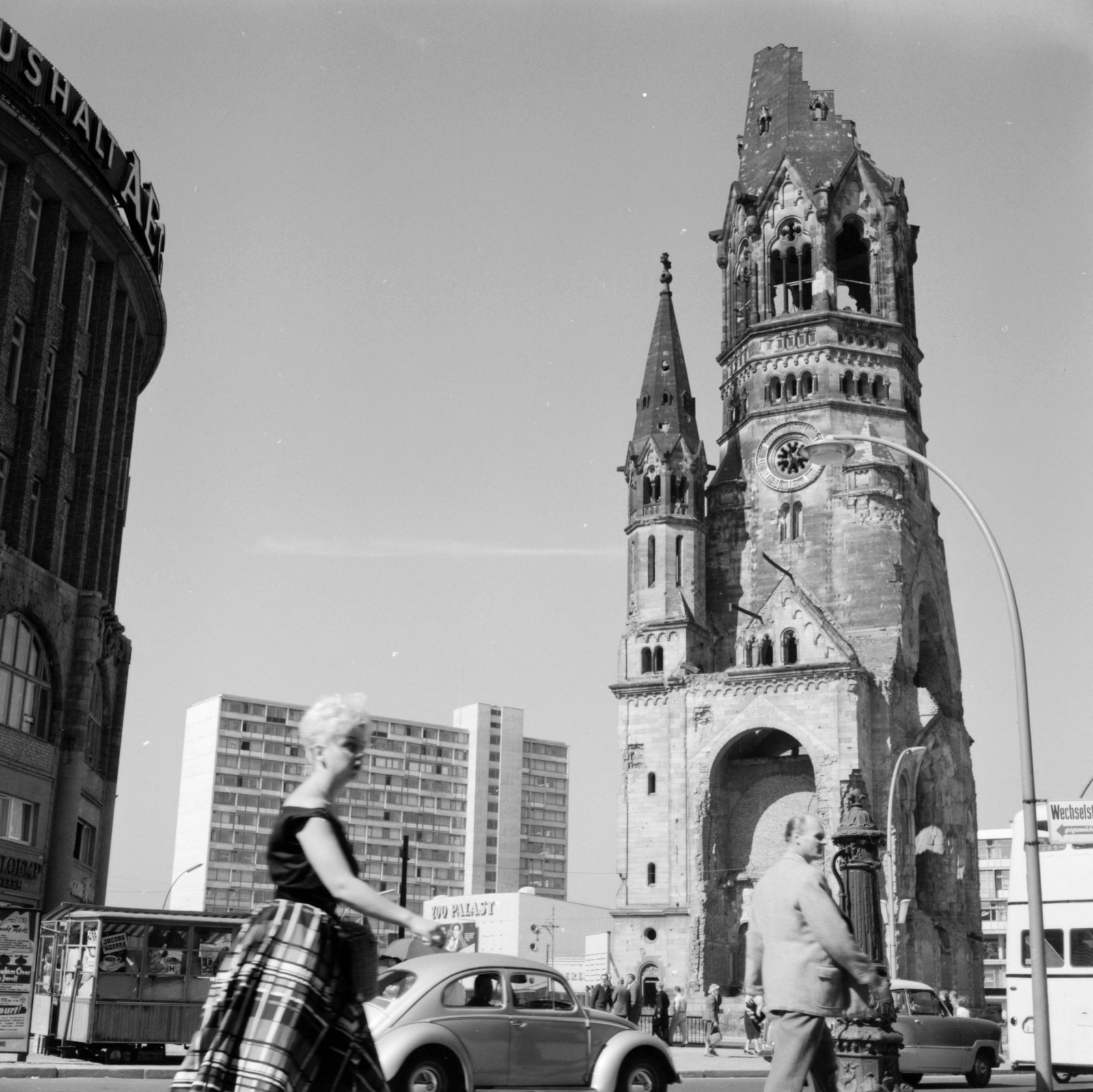 Germany, Berlin, Nyugat-Berlin, Breitscheidplatz, jobbra a Vilmos császár emléktemplom (Kaiser-Wilhelm-Gedächtnis-Kirche)., 1958, UWM Libraries, West Berlin, photo aspect ratio: square, monument, Fortepan #259336