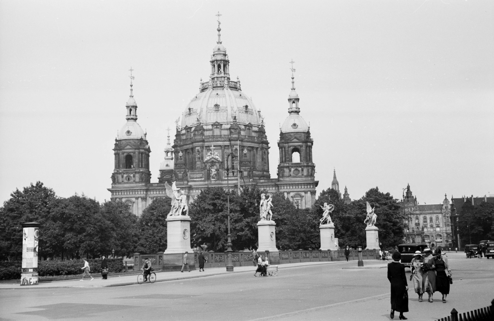 Germany, Berlin, Schlossbrücke, háttérben a Múzeum-szigeten a Berlini dóm., 1934, UWM Libraries, bicycle, Fortepan #259341