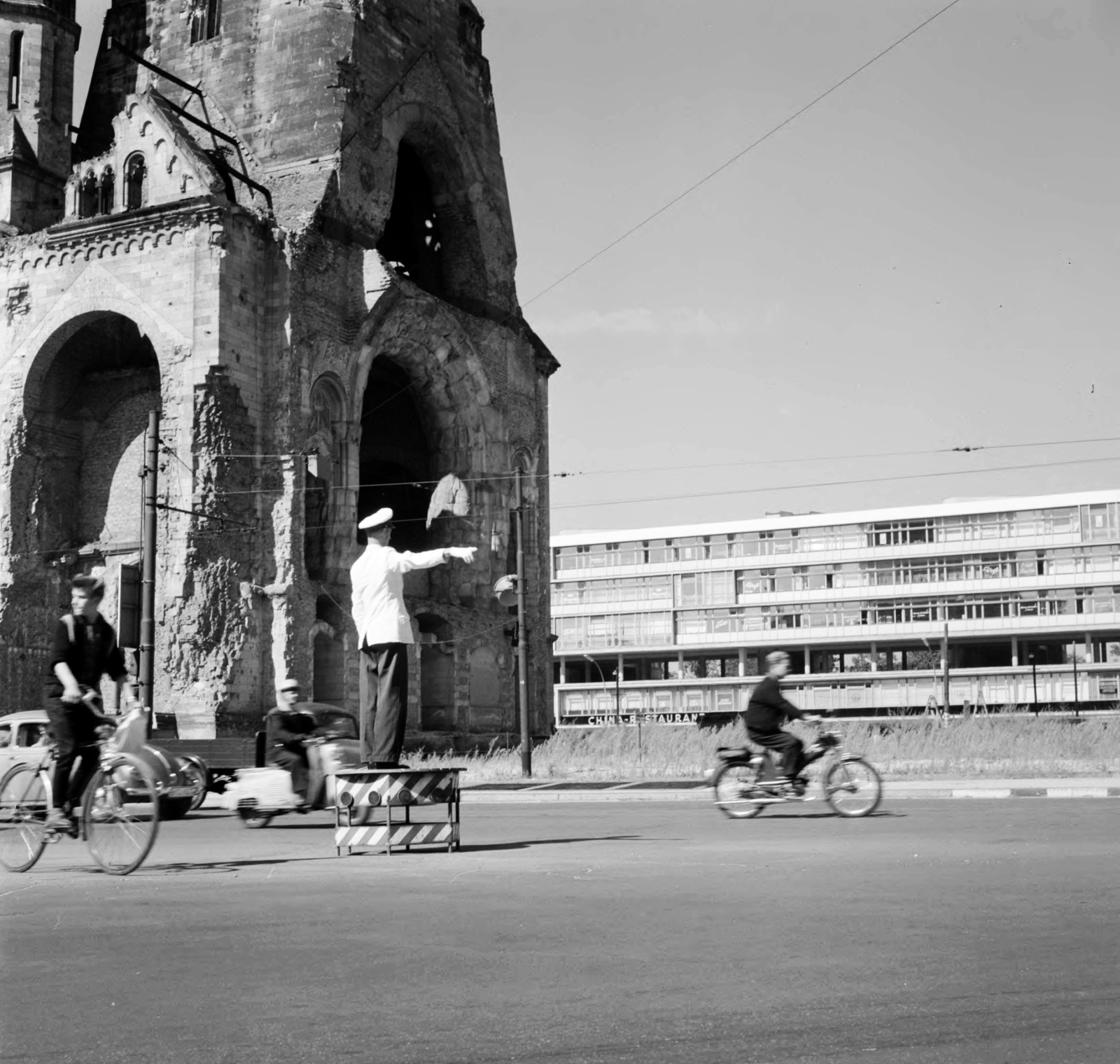 Germany, Berlin, Nyugat-Berlin, Breitscheidplatz, balra a Vilmos császár emléktemplom (Kaiser-Wilhelm-Gedächtnis-Kirche)., 1958, UWM Libraries, directing traffic, West Berlin, FRG, photo aspect ratio: square, pulpit for police officers, bicycle, Fortepan #259342