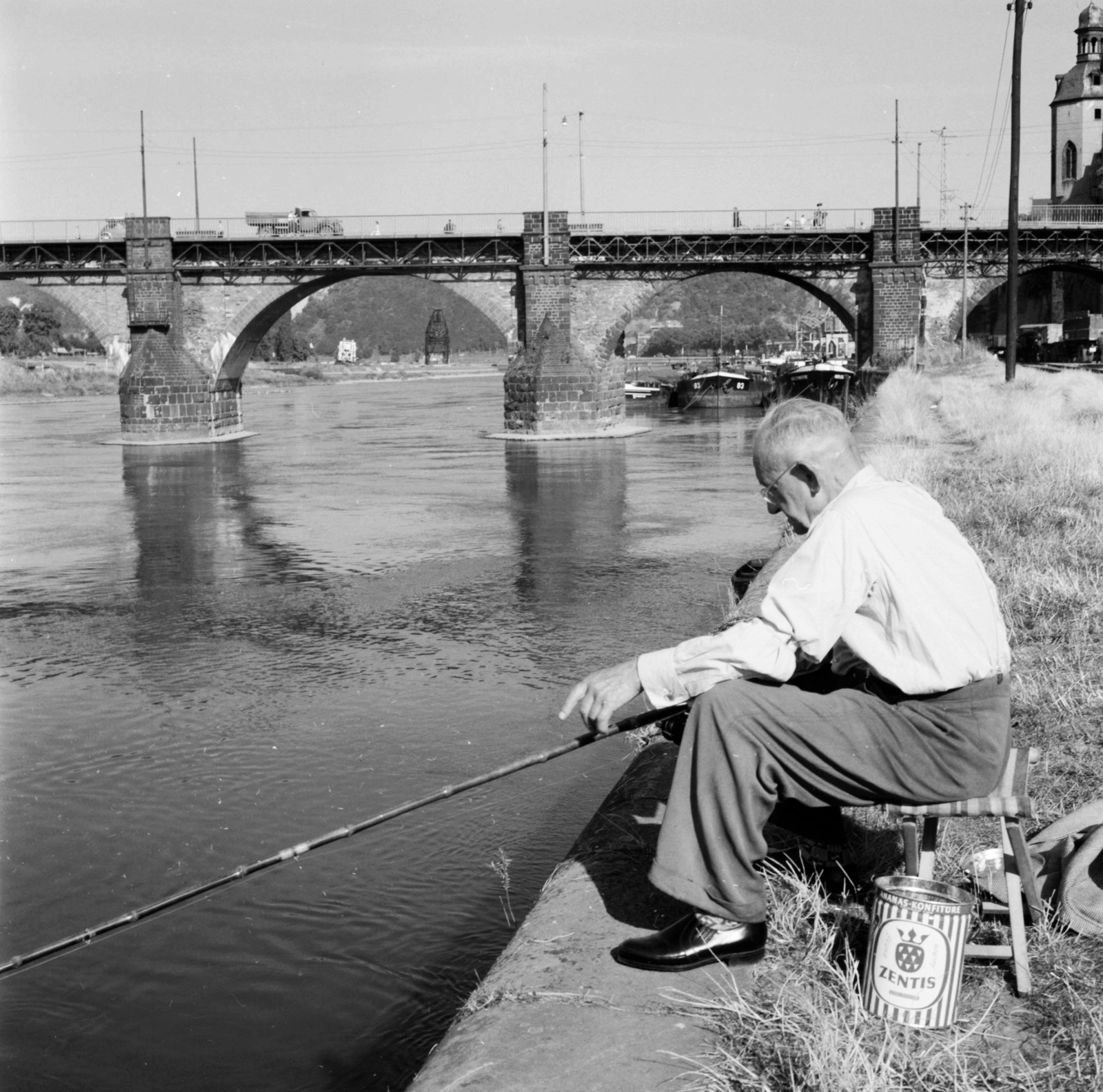 Germany, Peter-Altmeier-Ufer a Mosel folyó partján, háttérben a Balduinbrücke, jobbra az Alte Burg., 1958, UWM Libraries, fishing, FRG, photo aspect ratio: square, Fortepan #259344