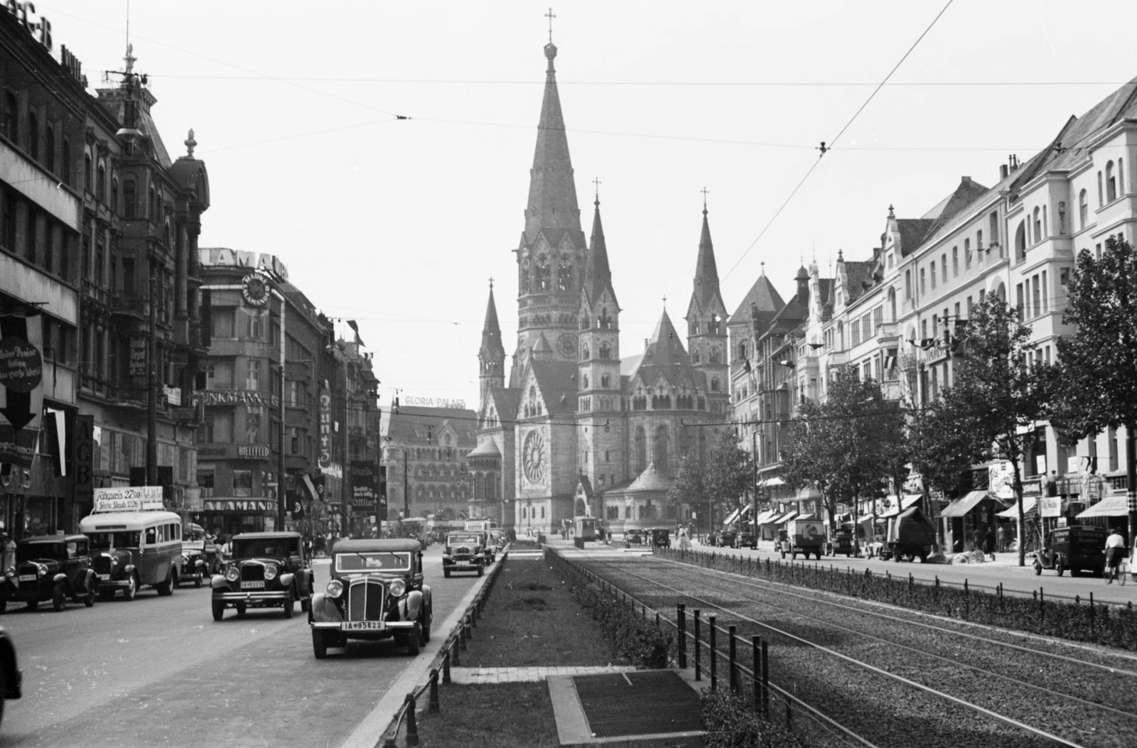 Németország, Berlin, Tauentzienstrasse, szemben a Breitscheidplatz és a Vilmos császár emléktemplom (Kaiser-Wilhelm-Gedächtnis-Kirche)., 1934, UWM Libraries, Clarence Woodrow Sorensen, Fortepan #259361