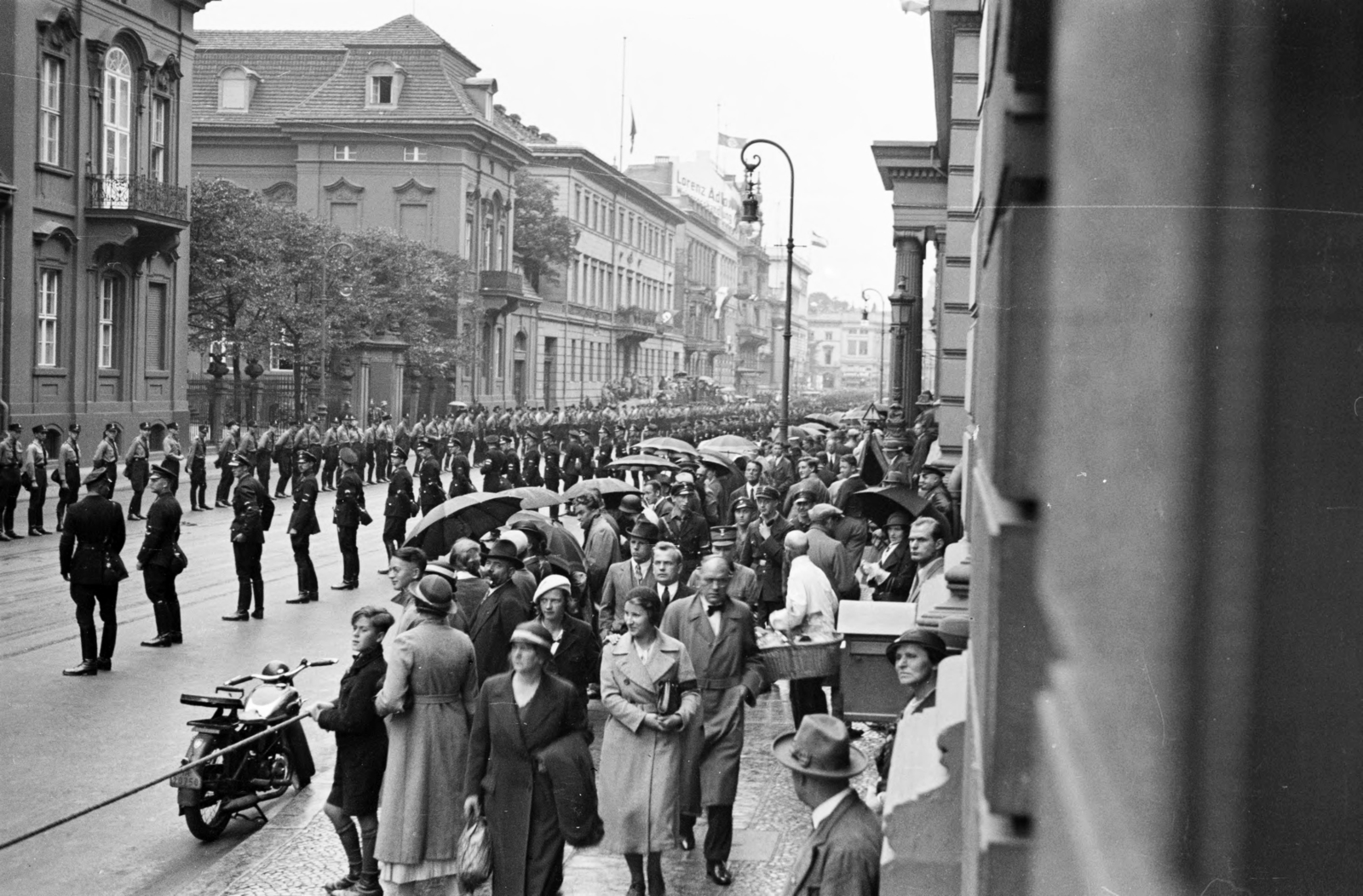 Germany, Berlin, Wilhelmstrassee, az emberek és a katonai sorfal a birodalmi elnöki palota (más néven Palais des Reichs Presidents) előtt állnak, Hitler hatalomra jutásának évfordulóján, 1934, UWM Libraries, motorcycle, Fortepan #259366