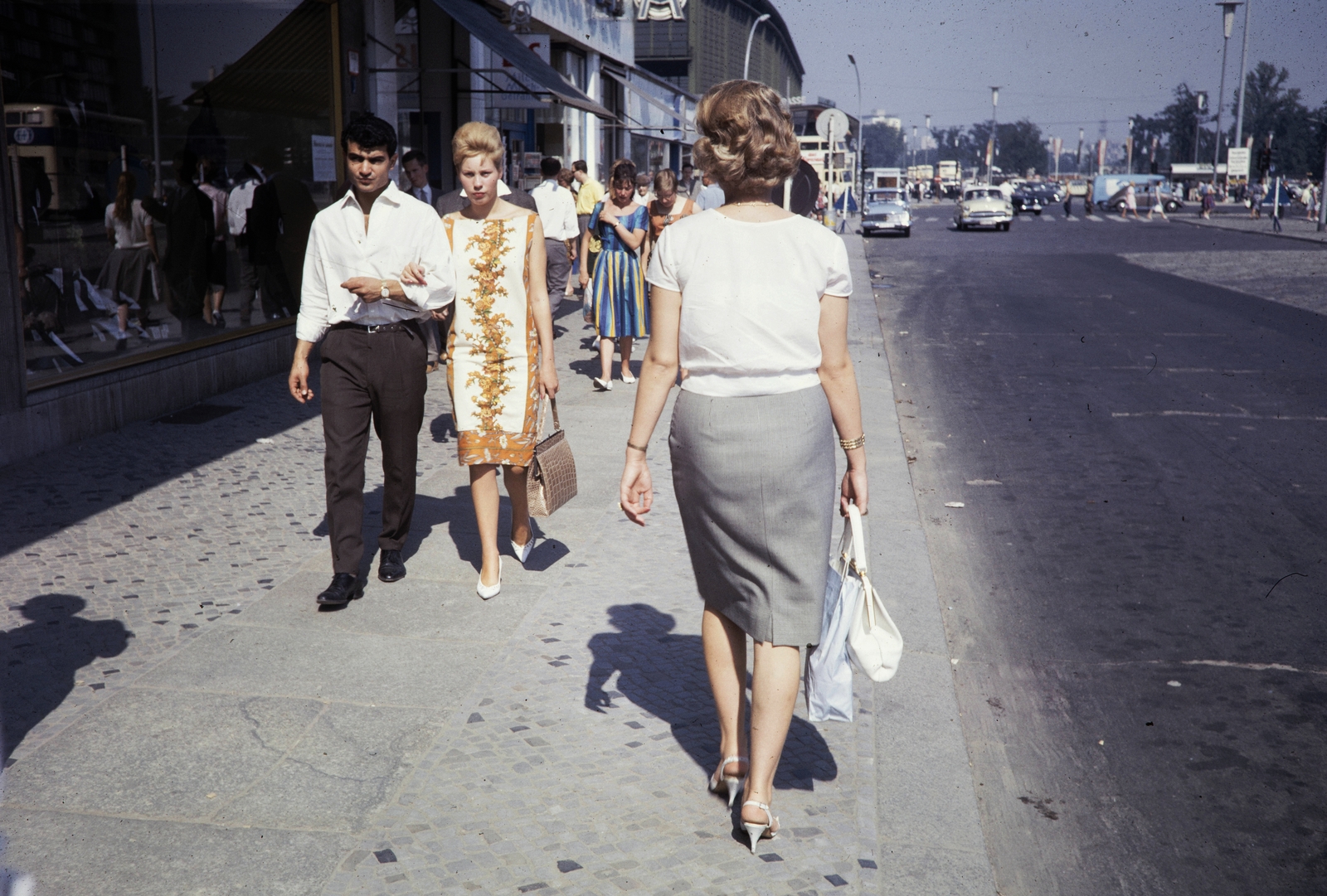 Németország, Berlin, Nyugat-Berlin, Joachimsthaler Strasse, balra a Zoologischer Garten vasútállomás., 1961, UWM Libraries, Nyugat-Berlin, színes, Fortepan #259370