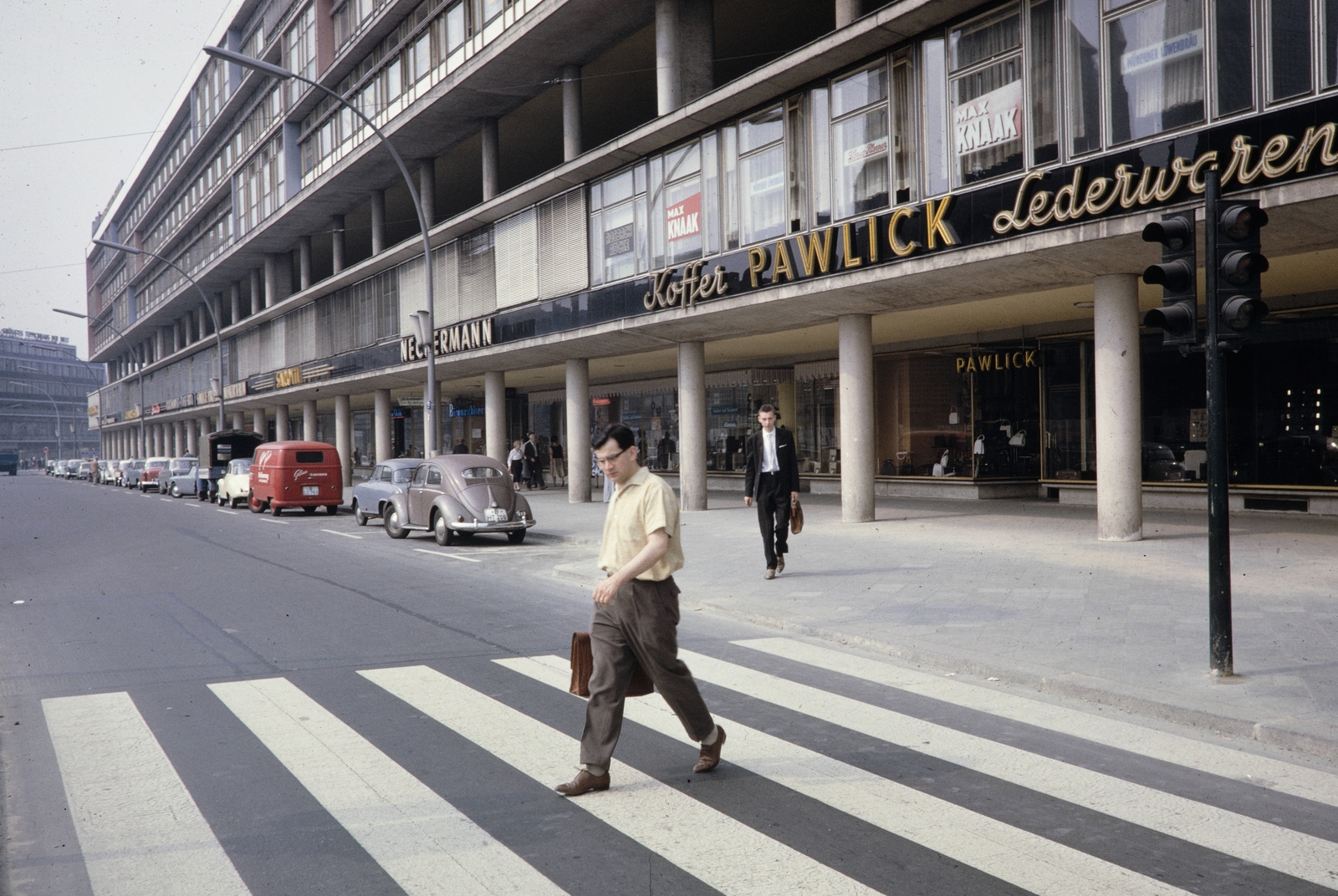 Németország, Berlin, Nyugat-Berlin, Budapester Strasse 40-50., Bikini-Haus Berlin., 1961, UWM Libraries, Harrison Forman, Nyugat-Berlin, színes, áruház, gyalogátkelő, Volkswagen Bogár, Fortepan #259378