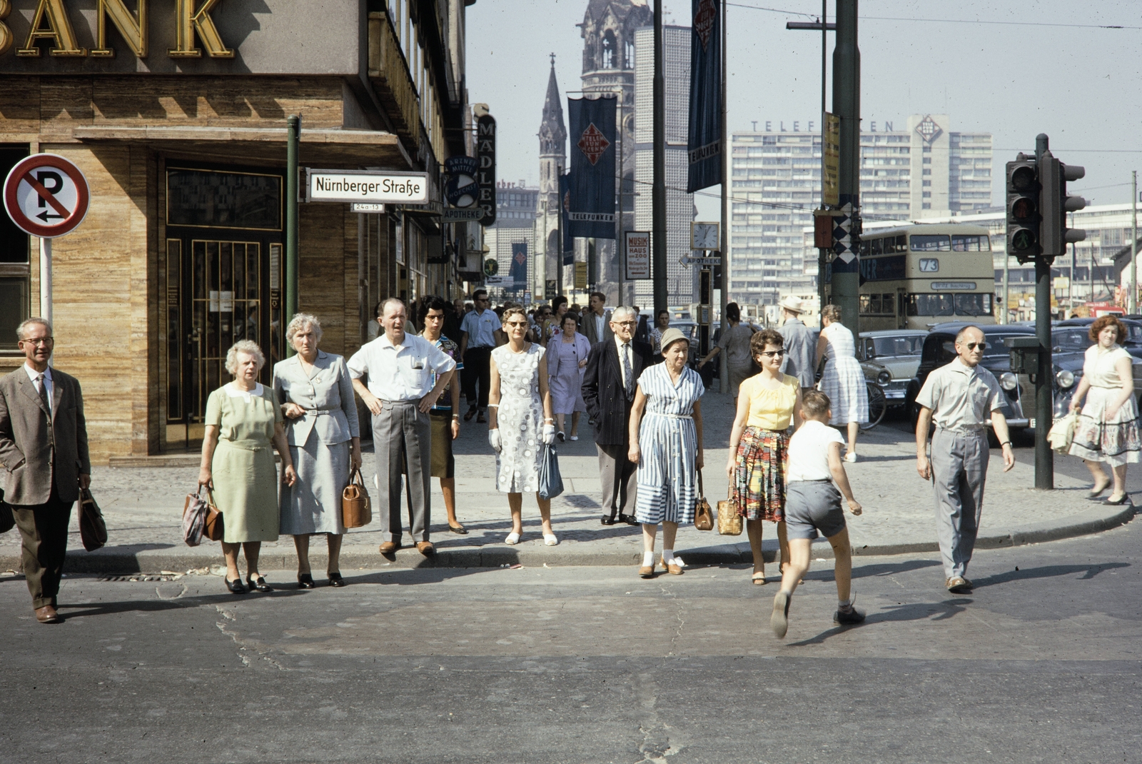 Németország, Berlin, Nyugat-Berlin, a Nürnberger Strasse és a Tauentzienstrasse sarkáról a Breitscheidplatz felé., 1961, UWM Libraries, Harrison Forman, Nyugat-Berlin, színes, Fortepan #259382