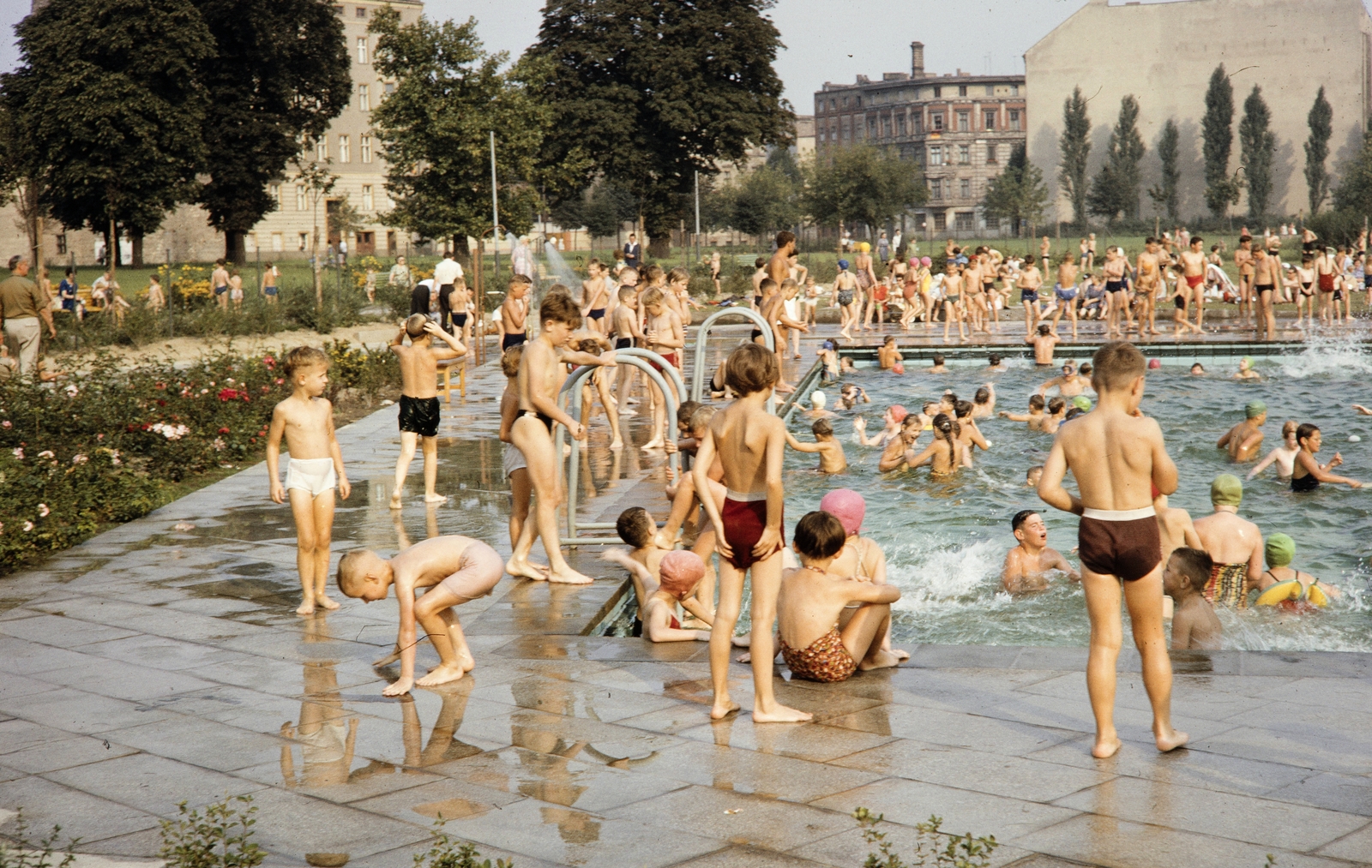 Germany, Berlin, Kelet-Berlin, Monbijou Park, a Kinderbad Monbijou (Monbijou gyermek strandfürdő)., 1961, UWM Libraries, kids, beach, East-Berlin, GDR, colorful, Fortepan #259383