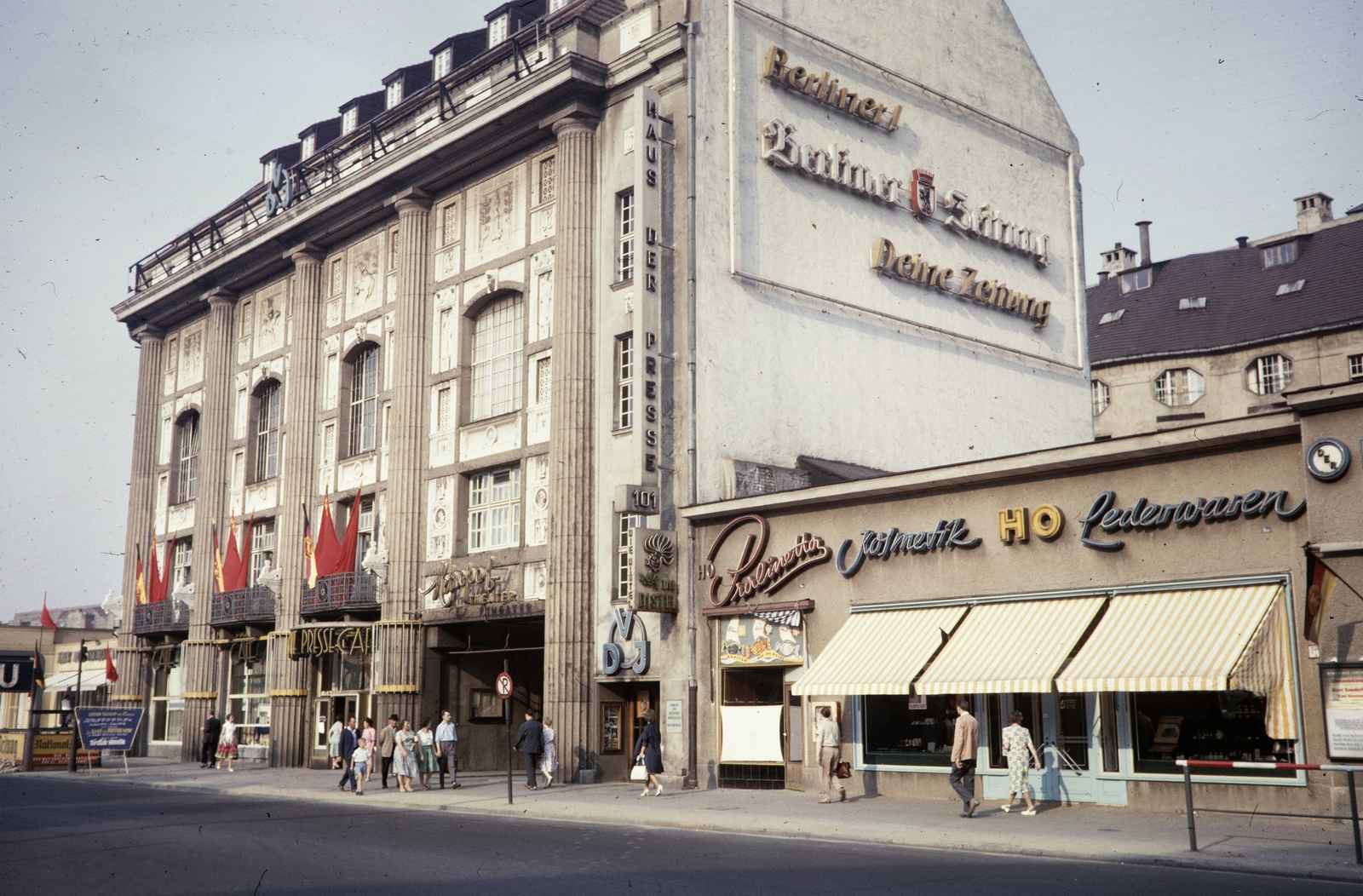 Németország, Berlin, Kelet-Berlin, Friedrichstrasse 101., Kabarett-Theater Distel., 1961, UWM Libraries, Harrison Forman, Kelet-Berlin, NDK, színes, zászló, neon felirat, kirakat, tűzfal, német szöveg, Fortepan #259386