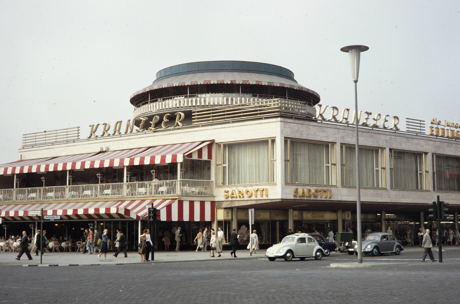 Németország, Berlin, Nyugat-Berlin, a Kurfürstendamm és a Joachimsthaler Strasse (Joachimstaler Strasse) keresztezödése, a Café Kranzler épülete., 1961, UWM Libraries, Harrison Forman, Nyugat-Berlin, színes, utcakép, neon felirat, Volkswagen Bogár, napellenző, Fortepan #259387