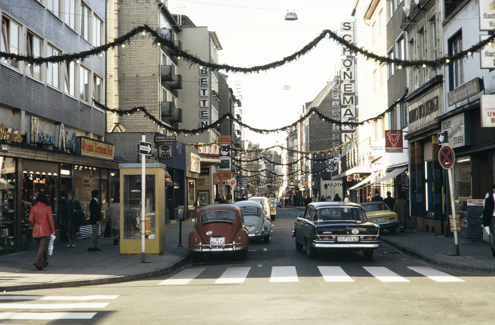 Germany, Köln, balra az Apostelnstrasse, szemben az Ehrenstrasse, jobbra az Albertusstrasse., 1972, UWM Libraries, Volkswagen Beetle, crosswalk, Fortepan #259388