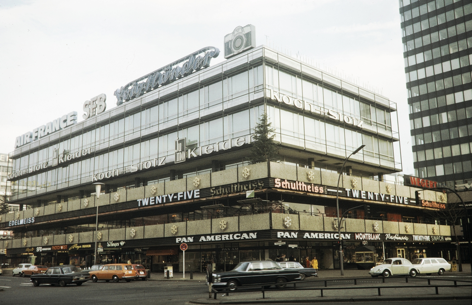 Németország, Berlin, Nyugat-Berlin, Breitscheidplatz, az Europa-Center épülete., 1961, UWM Libraries, Harrison Forman, Nyugat-Berlin, Fortepan #259394