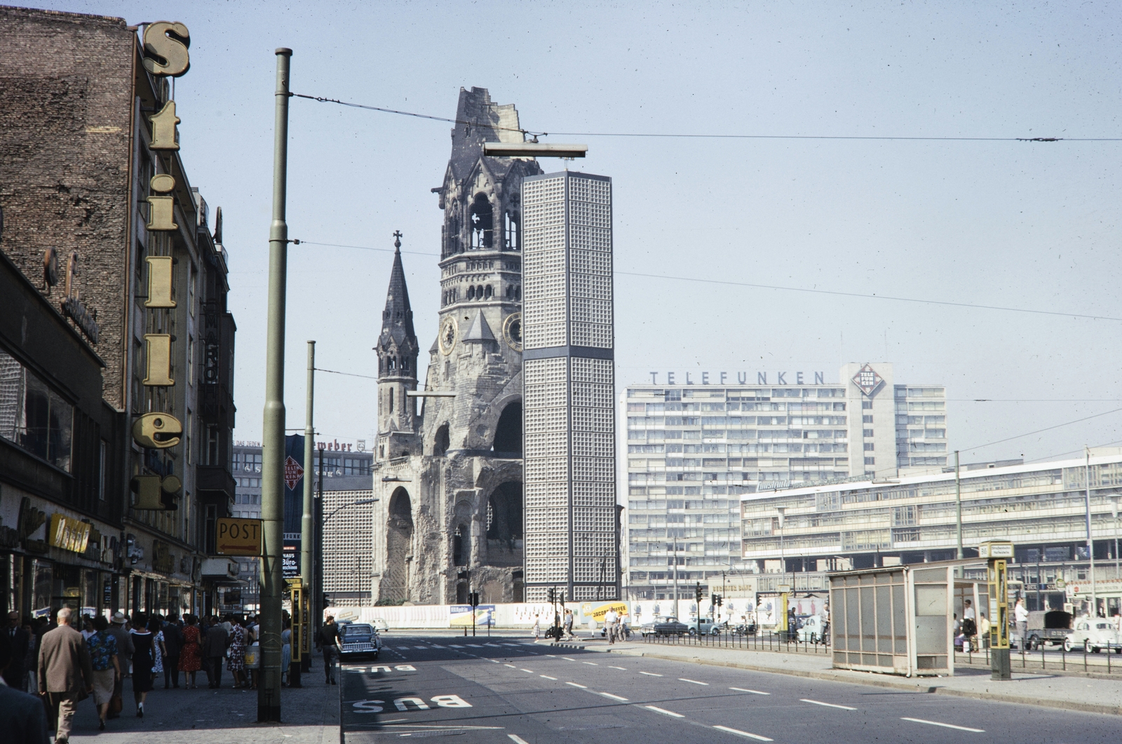 Németország, Berlin, Nyugat-Berlin, Tauentzienstrasse, szemben a Breitscheidplatz, a kép közepén a Vilmos császár emléktemplom (Kaiser-Wilhelm-Gedächtnis-Kirche)., 1961, UWM Libraries, Harrison Forman, épületkár, Nyugat-Berlin, Fortepan #259399