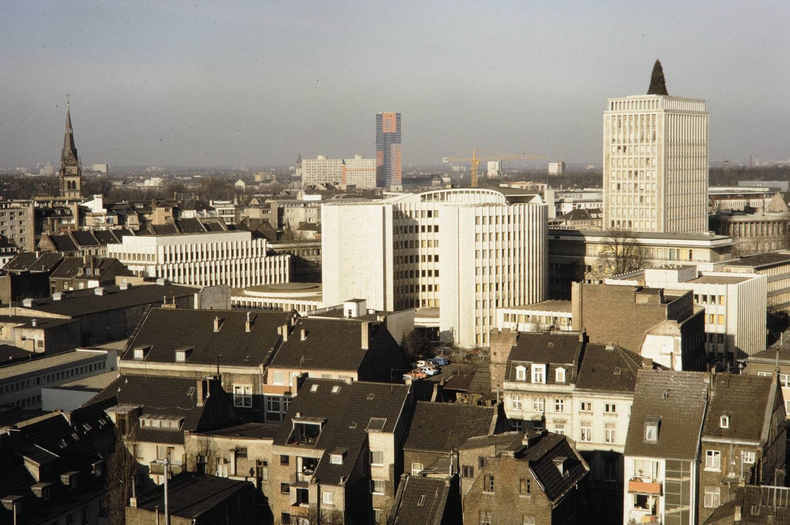 Germany, Köln, kilátás a Helenenstrasse 14. szám alatti Pullman Cologne hotelből. Balra az evangélikus Christuskirche. középen a távolban a Herkules-Hochhaus., 1972, UWM Libraries, roof, bird's eye view, FRG, Fortepan #259405