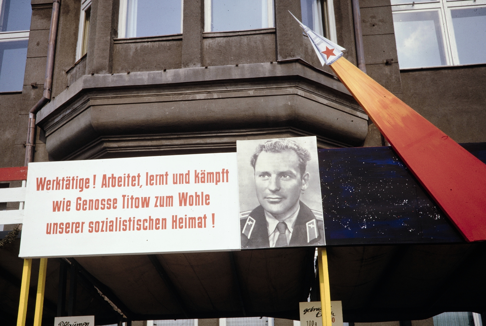 Németország, Berlin, Kelet-Berlin, Burgstraße 26., a Humboldt Egyetem Theológiai Karának épülete. German Tyitov szovjet ürhajós 1961 szeptember 1-2.-i berlini látogatását köszöntö plakát., 1961, UWM Libraries, Harrison Forman, Best of, Kelet-Berlin, NDK, német szöveg, plakát, űrhajós, Fortepan #259411