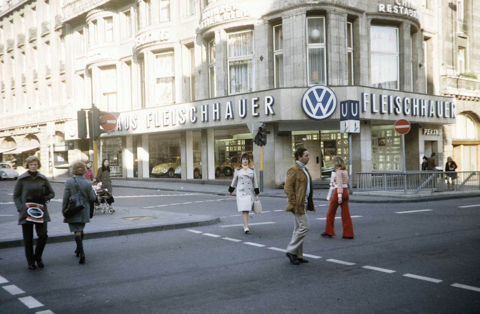 Germany, Köln, Marzellenstrasse - Trankgasse sarok., 1972, UWM Libraries, crosswalk, baby carriage, Fortepan #259412