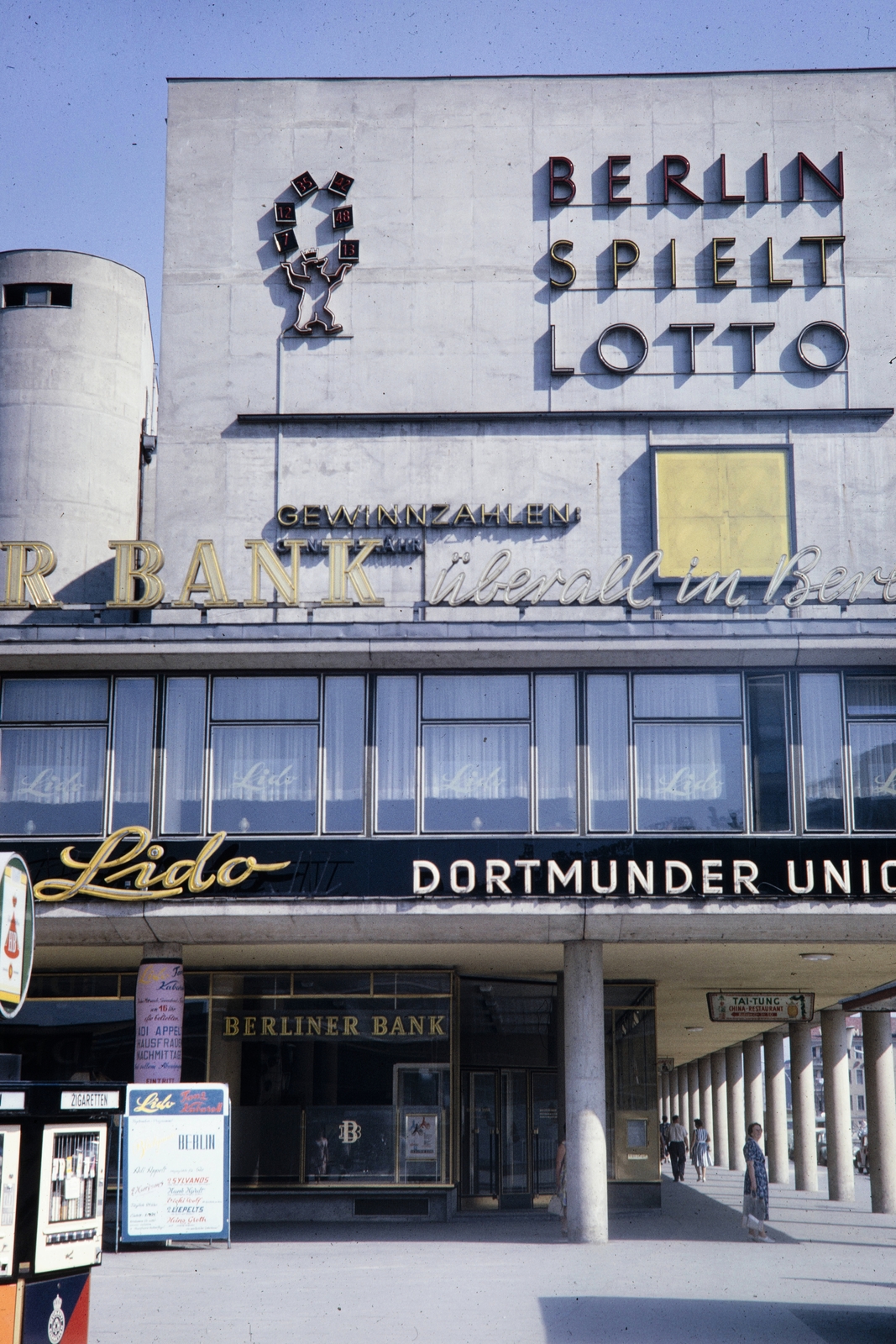 Németország, Berlin, Nyugat-Berlin, Hardenbergstraße 29., a Lido tánclokál és kabaré., 1961, UWM Libraries, Harrison Forman, Nyugat-Berlin, revü, lottó, Fortepan #259415
