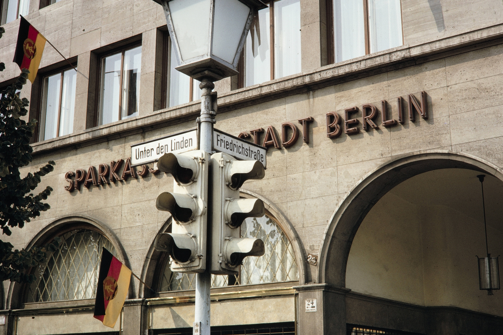 Németország, Berlin, Kelet-Berlin, Friedrichstrasse - Unter den Linden sarok, a Svájci-ház (Haus der Schweiz)., 1961, UWM Libraries, Harrison Forman, Kelet-Berlin, NDK, Fortepan #259421