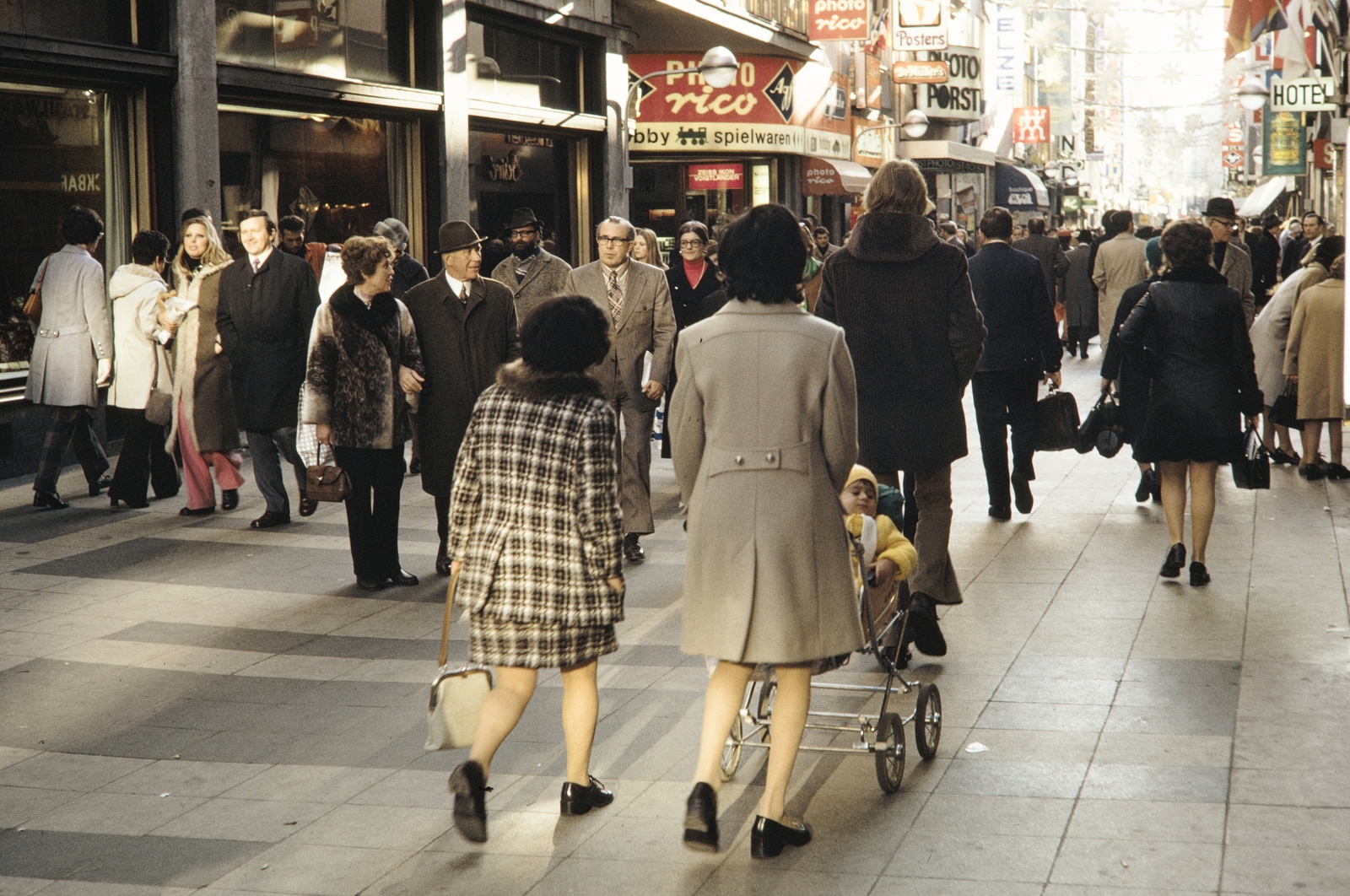 Germany, Köln, a Hohe Strasse a Wallrafplatz felöl nézve., 1972, UWM Libraries, baby carriage, checked dress, photography, FRG, Fortepan #259423