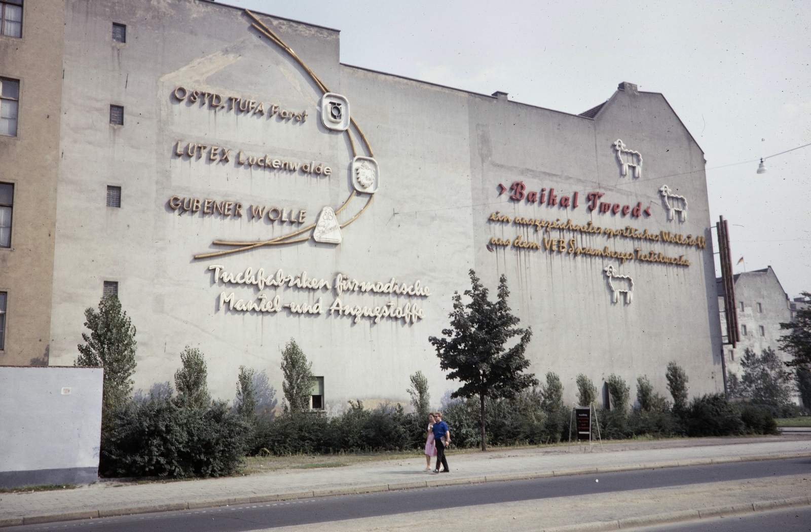 Németország, Berlin, Kelet-Berlin, Friedrichstraße, szemben a Dorotheenstraße 41. és a Mittelstraße 7-8. tűzfala, jobbra a Mittelstraße., 1961, UWM Libraries, Harrison Forman, tűzfal, neon felirat, Kelet-Berlin, NDK, német szöveg, Fortepan #259426