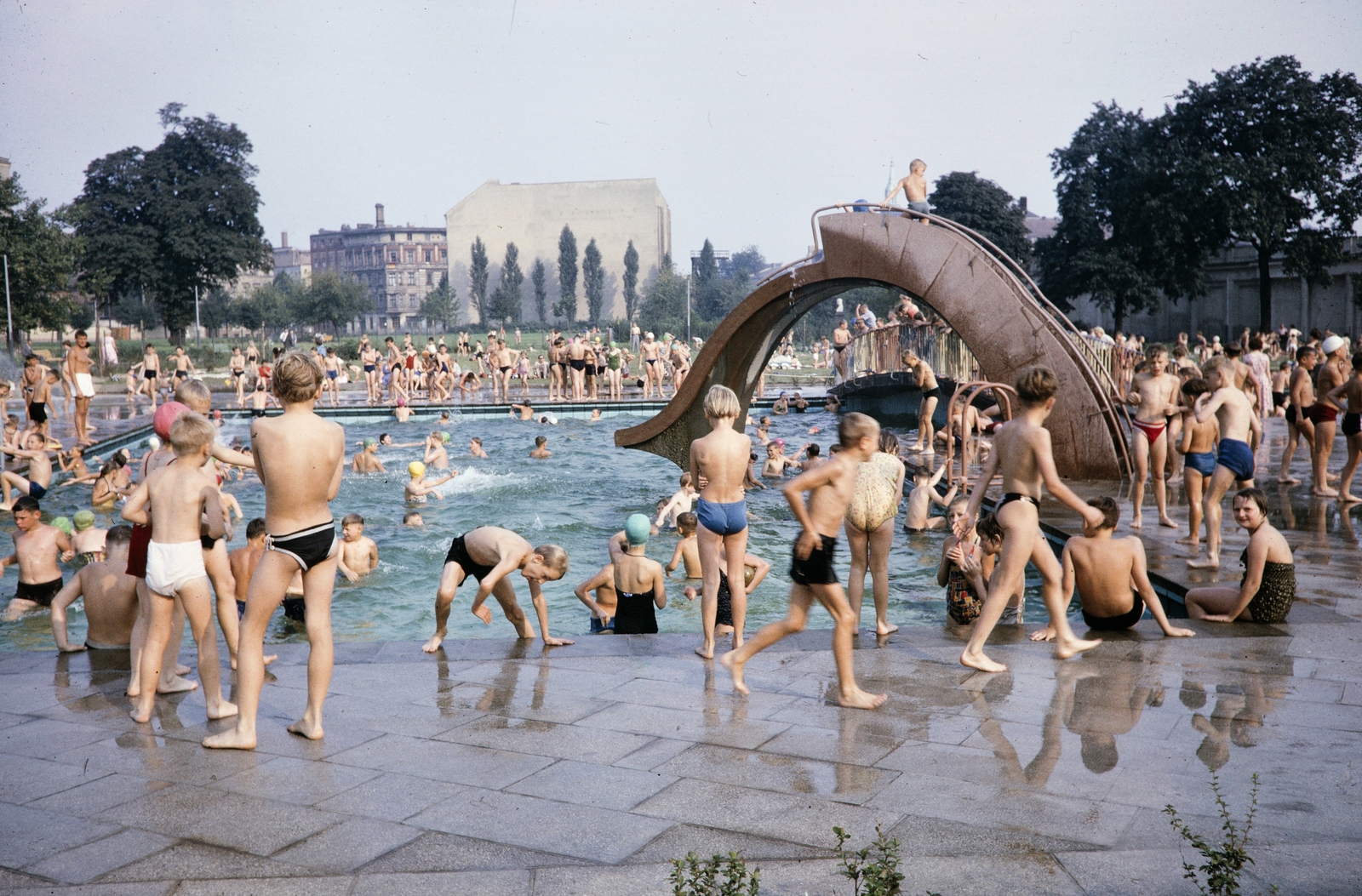 Németország, Berlin, Kelet-Berlin, Monbijou Park, a Kinderbad Monbijou (Monbijou gyermek strandfürdő)., 1961, UWM Libraries, Harrison Forman, gyerekek, strand, csúszda, Kelet-Berlin, NDK, Fortepan #259427
