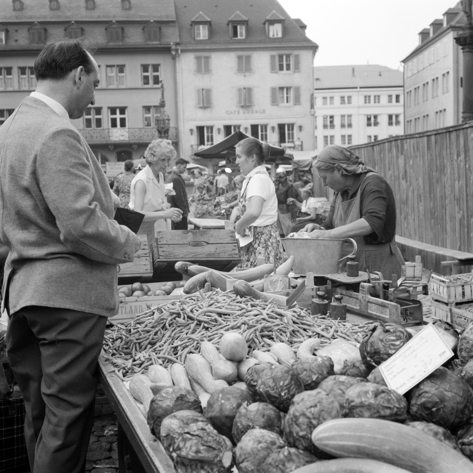 Germany, Münsterplatz, háttérben a Café Kühnle az Eisenstraße sarkán áll., 1958, UWM Libraries, greengrocer, FRG, photo aspect ratio: square, Fortepan #259430