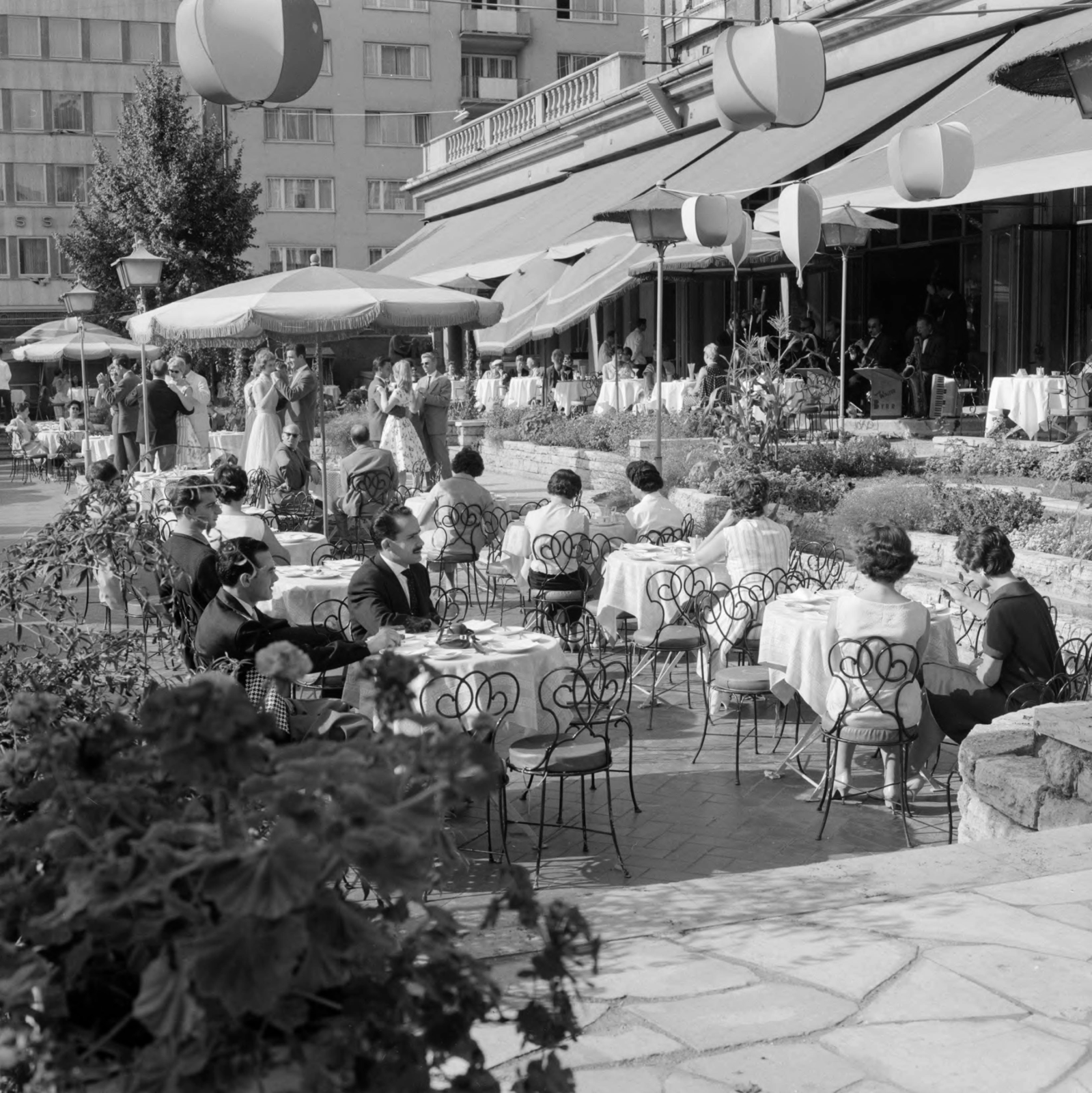 Németország, München, Maximiliansplatz 5., Regina-Palast-Hotel, háttérben az Ottostrasse., 1958, UWM Libraries, NSZK, képarány: négyzetes, lampion, kovácsoltvas, terasz, Fortepan #259431