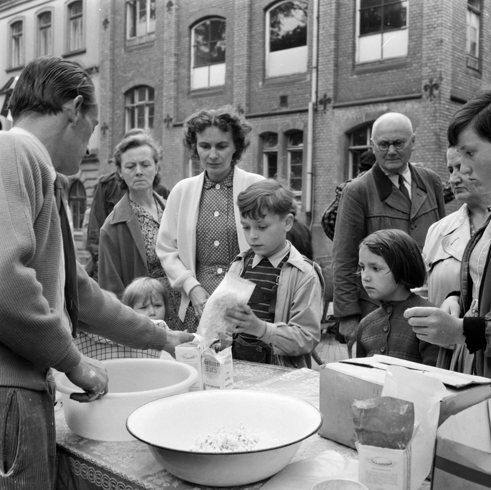 Germany, Ketzerbach, pattogatott kukorica árus., 1958, UWM Libraries, FRG, photo aspect ratio: square, shopping, curiosity, Fortepan #259433