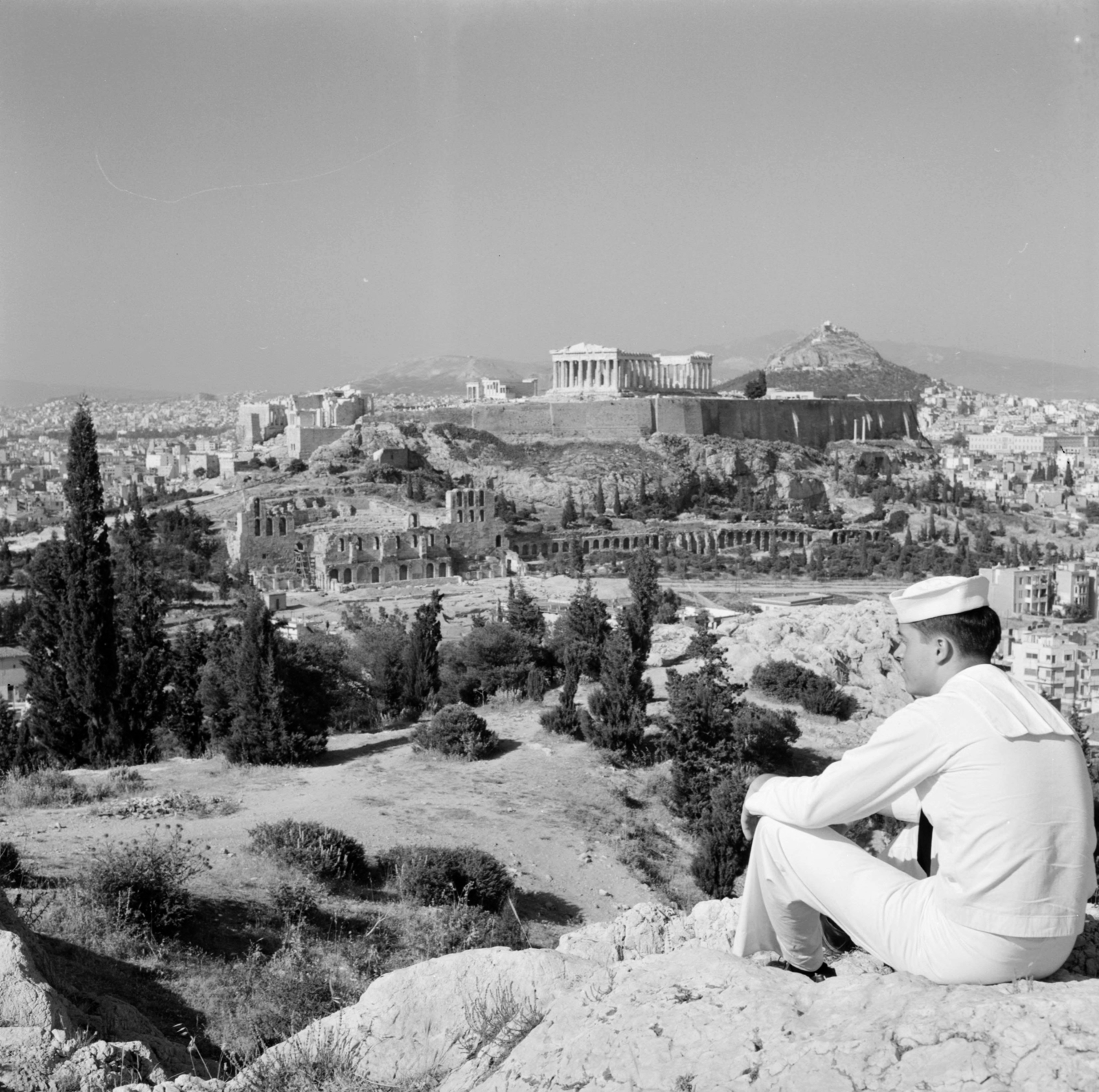 Greece, Athens, látkép a Filipappu (Filopapposz)-dombról, szemben a Herodes Atticus színház és az Akropolisz, háttérben a Likavitosz (Lükabéttosz)-domb., 1958, UWM Libraries, photo aspect ratio: square, picture, sailor, Fortepan #259434