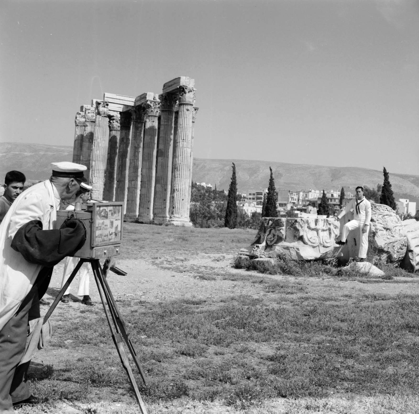 Greece, Athens, a felvétel az Olümpieion / Zeusz-templom mellett készült., 1958, UWM Libraries, photo aspect ratio: square, posture, sailor, photography, tripod, box camera, streetphotography, extinct crafts, Fortepan #259437