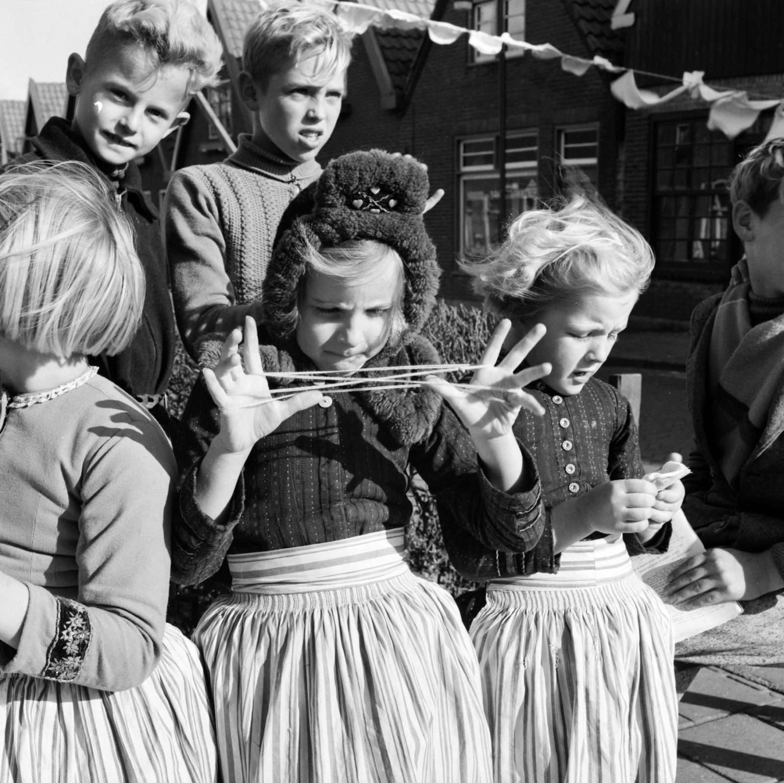 Netherlands, Volendam, népviseletbe öltözött kislányok., 1956, UWM Libraries, photo aspect ratio: square, girls, toy, folk costume, Fortepan #259452