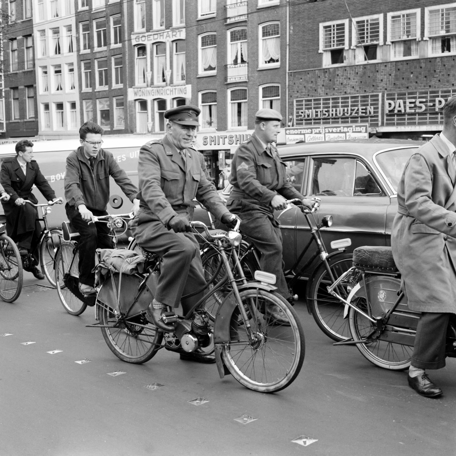 Netherlands, Amsterdam, Rozengracht, háttérben jobbra a 231. számú épület., 1956, UWM Libraries, bicycle, photo aspect ratio: square, uniform, Fortepan #259454