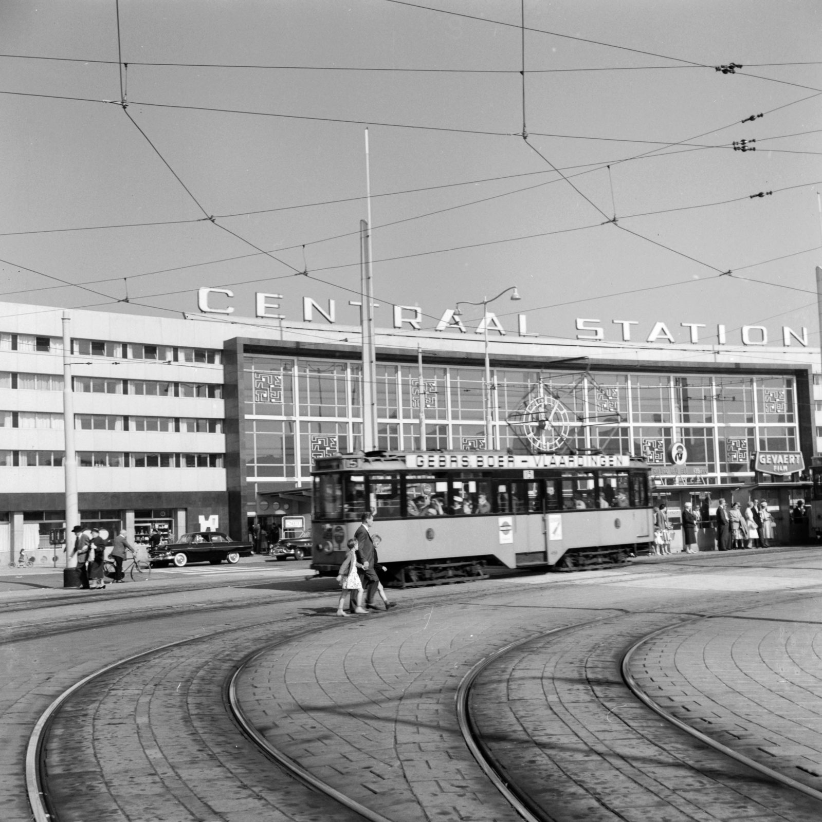 Netherlands, Rotterdam, Központi pályaudvar., 1956, UWM Libraries, automobile, public clock, photo aspect ratio: square, tram, Dutch sign, bicycle, Fortepan #259464