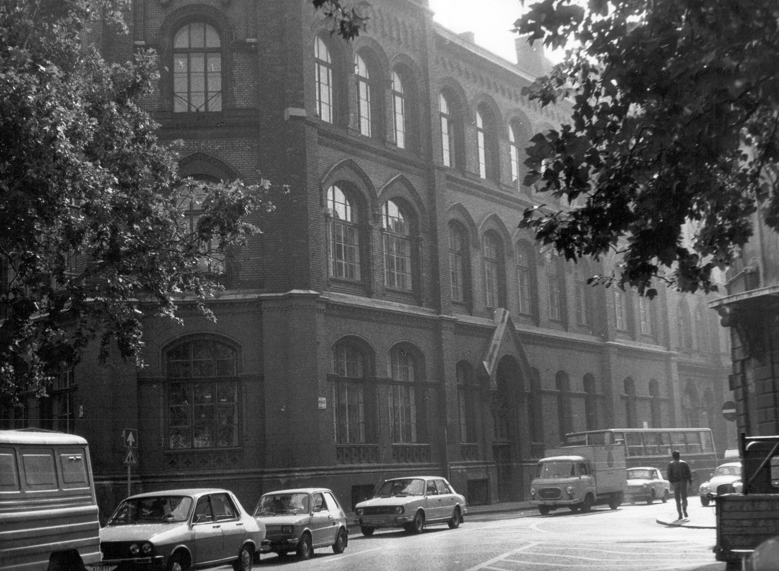 Magyarország, Budapest IX., Lónyay (Szamuely) utca és Török Pál utca kereszteződése., 1984, Ferencvárosi Helytörténeti Gyűjtemény, iskola, Trabant-márka, Skoda-márka, Ikarus-márka, Barkas-márka, Polski Fiat-márka, Volkswagen-márka, Zuk-márka, Dacia-márka, automobil, Trabant 601, Polski Fiat 126p, Dacia 1310, Budapest, Skoda 105/120, autóbusz, Ikarus 260, Fortepan #25947