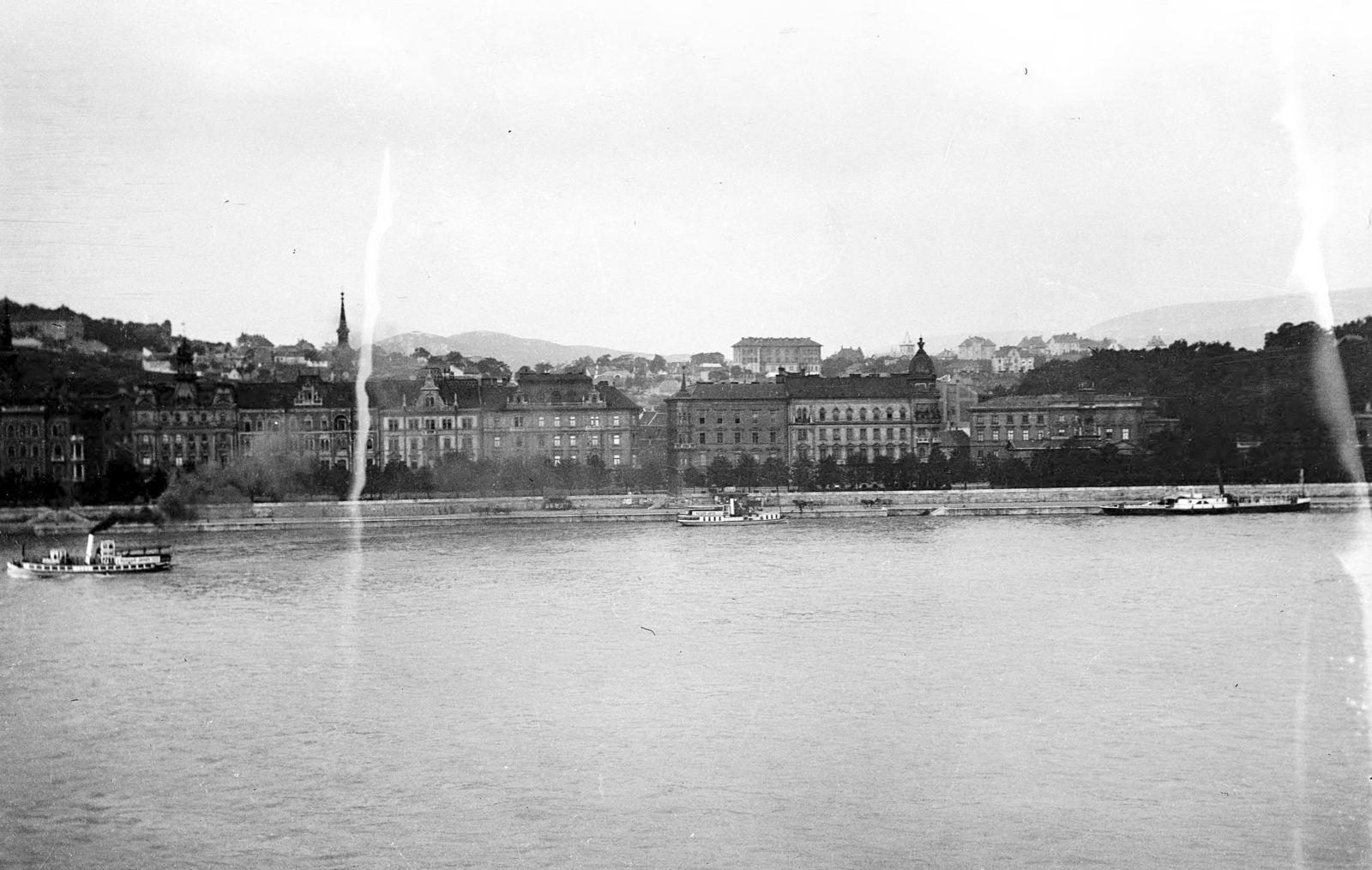 Magyarország, Budapest V.,Budapest I., a Várkert rakpart házsora és a Tabán épületei látszanak. A felvétel a pesti oldalról, a Hungária Szállóból készült., 1913, UWM Libraries, Frederick Gardner Clapp, gőzhajó, Budapest, Fortepan #259475