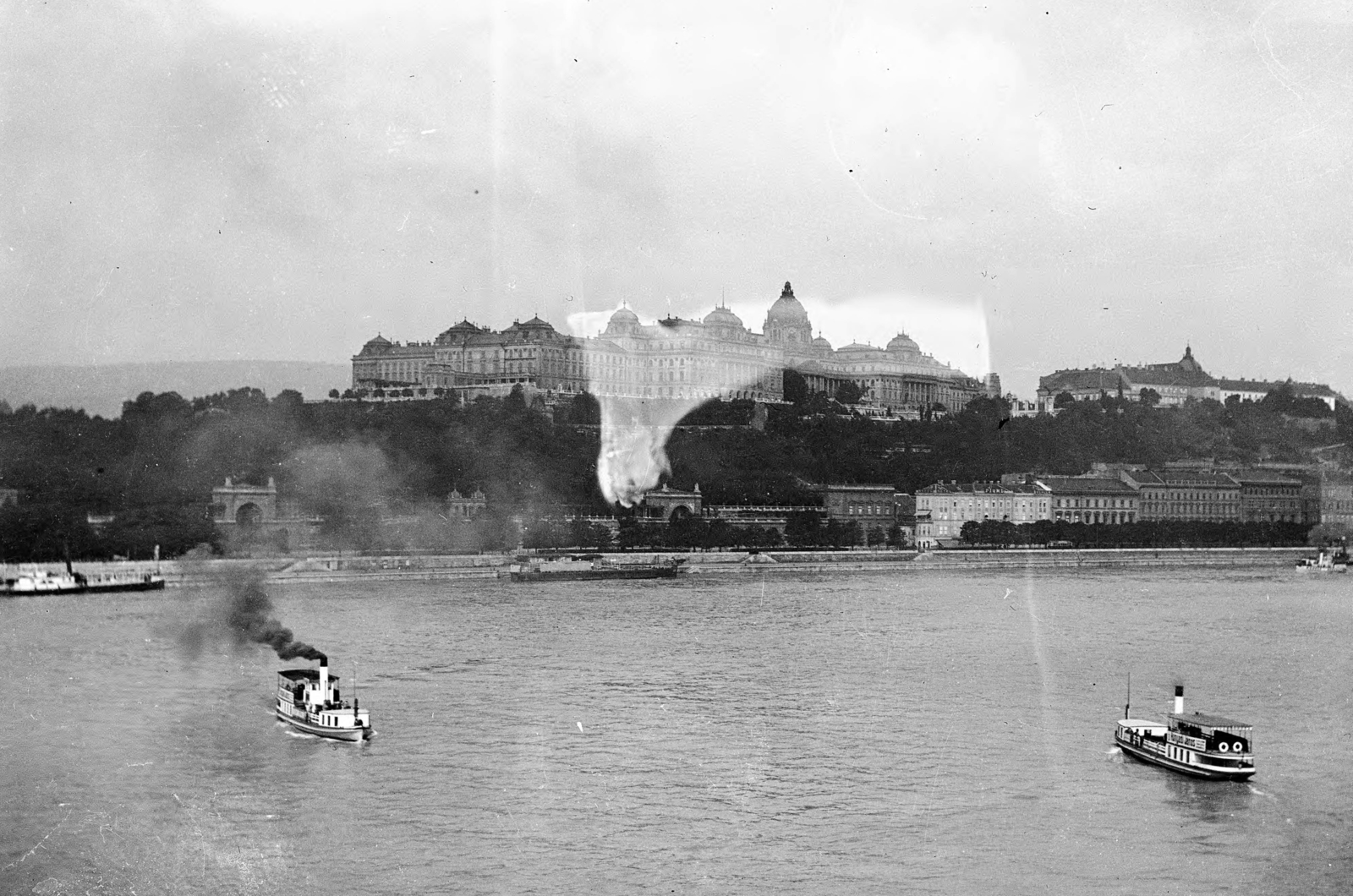 Hungary, Budapest V.,Budapest I., a Várkert Bazár és a Királyi Palota (később Budavári Palota) a pesti oldalról, a Hungária Szállóból nézve., 1913, UWM Libraries, steamboat, Budapest, Fortepan #259476