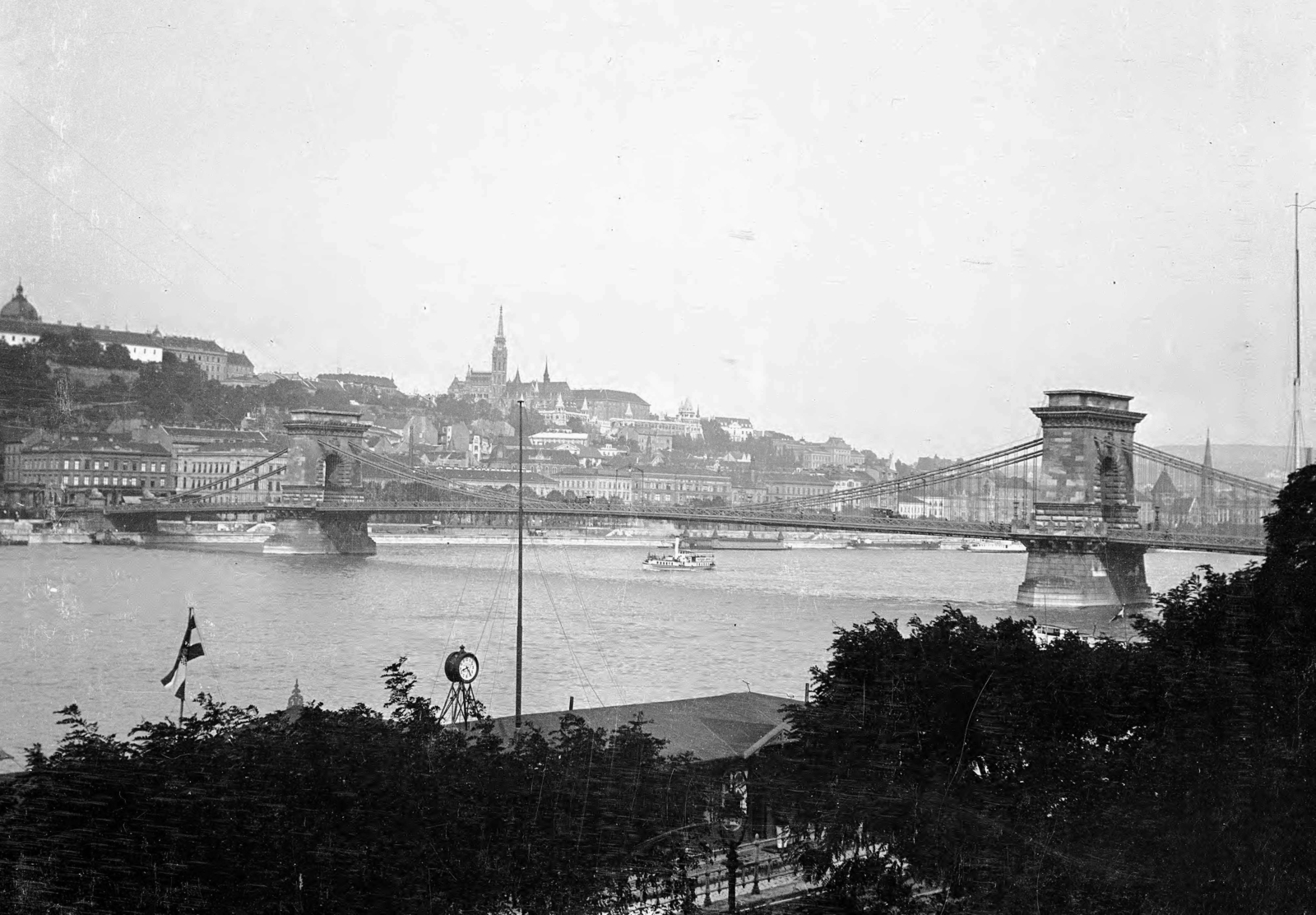 Hungary, Budapest V.,Budapest I., a Széchenyi Lánchíd, a budai Vár, középen a Mátyás-templom a pesti oldalról nézve., 1913, UWM Libraries, public clock, Budapest, Fortepan #259477