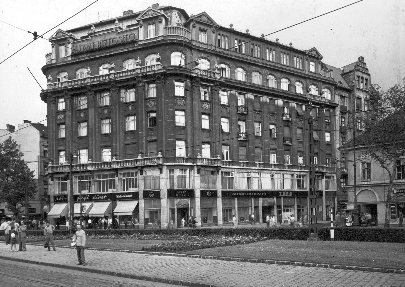 Magyarország, Budapest IX., Kálvin tér, az Állami Biztosító központi épülete az Üllői út és a Ráday utca között., 1965, Ferencvárosi Helytörténeti Gyűjtemény, cégtábla, felirat, utcakép, életkép, villamosmegálló, Budapest, Fortepan #25948