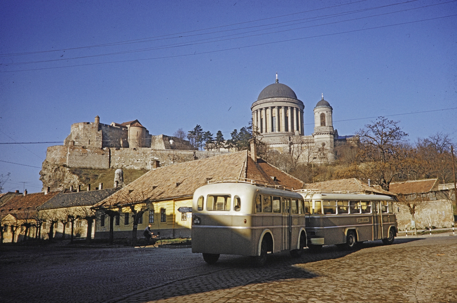 Hungary, Esztergom, Bajcsy-Zsilinszky út (11-es főút), balra a Pázmány Péter utca torkolata, fent a Várhegyen a Bazilika., 1960, UWM Libraries, trailer, colorful, Fortepan #259480