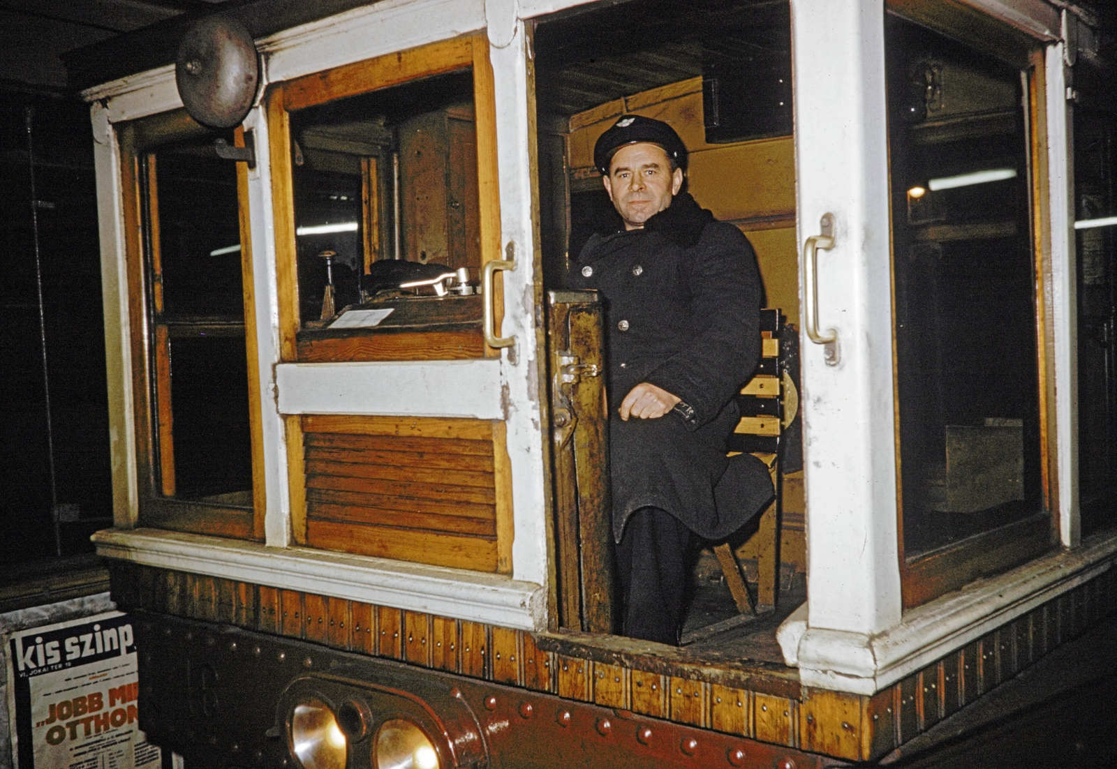Hungary, Budapest, a 16-os pályaszámú kocsi a Millenniumi Földalatti Vasút állomásán ., 1960, UWM Libraries, underground railway, colorful, uniform, bell, Fortepan #259484