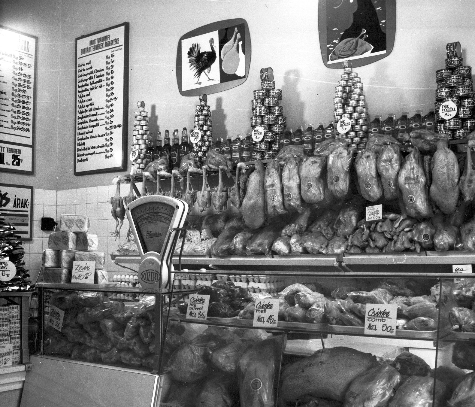 Hungary, Budapest IX., Ferenc körút 15. szám alatti húsbolt baromfitermék választéka., 1965, Ferencvárosi Helytörténeti Gyűjtemény, grocery store, butcher shop, tin can, Budapest, Fortepan #25949