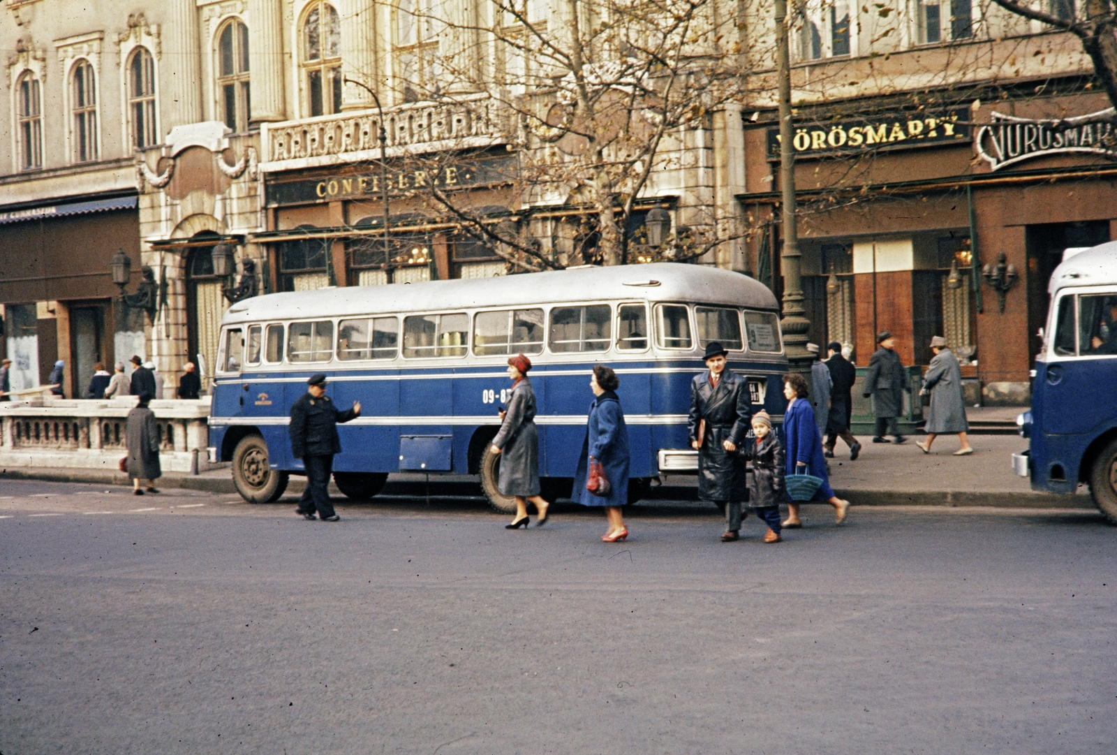 Hungary, Budapest V., Vörösmarty tér, autóbusz-végállomás a Gerbaud (Vörösmarty) Cukrászda előtt., 1960, UWM Libraries, Budapest, bus, colorful, Fortepan #259494