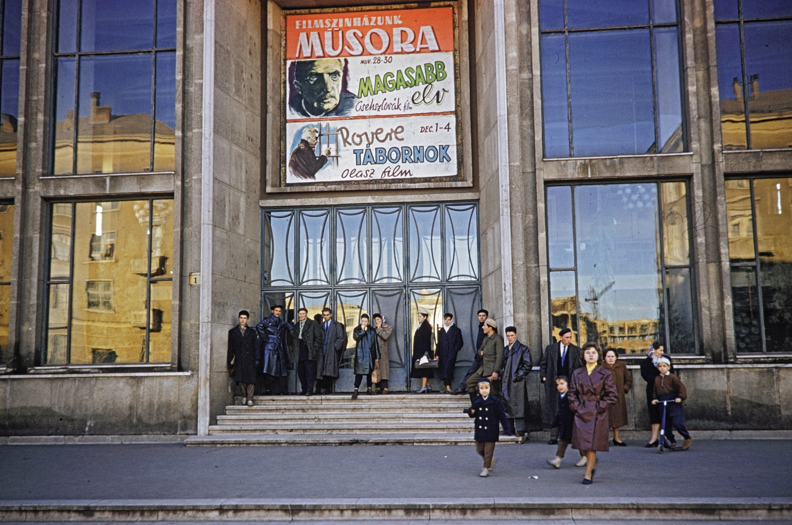 Hungary, Dunaújváros, (Sztálinváros), Dózsa György (Ságvári) tér, Dózsa mozi, 1960, UWM Libraries, colorful, movie schedule, movie poster, Fortepan #259495