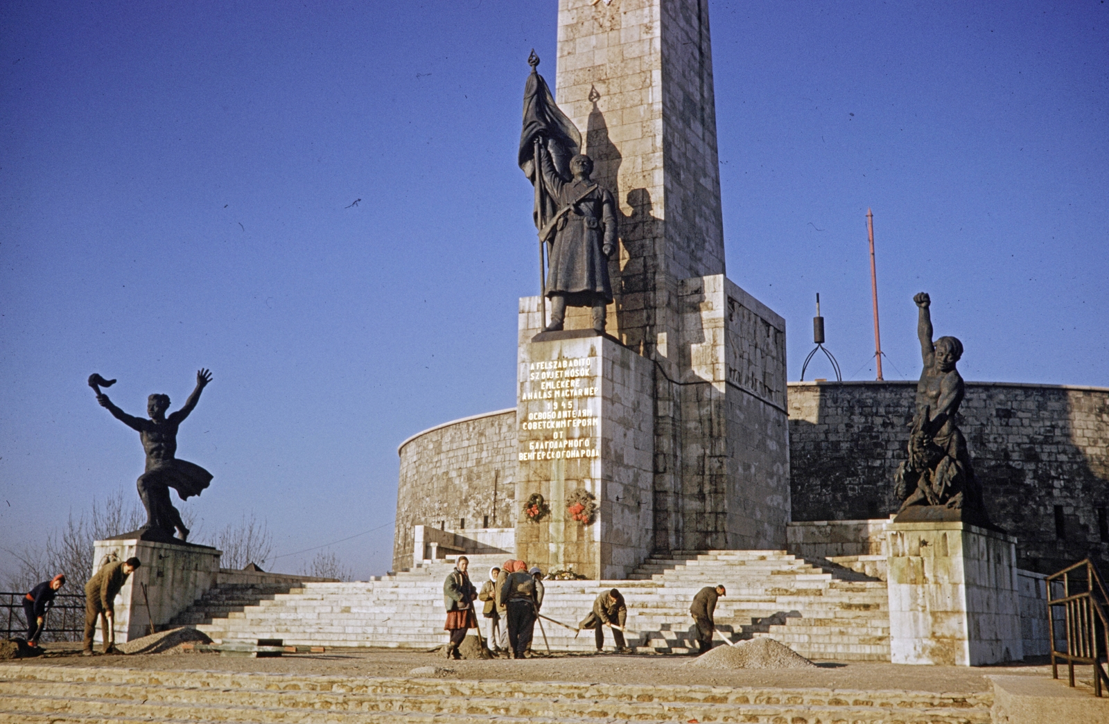 Hungary, Budapest XI., Felszabadulási Emlékmű (Kisfaludi Strobl Zsigmond), háttérben a Citadella., 1960, UWM Libraries, Budapest, colorful, Soviet memorial, Fortepan #259507