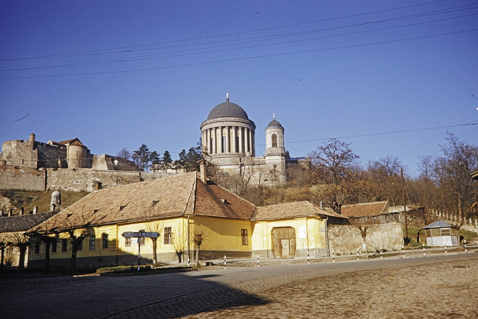 Hungary, Esztergom, Bajcsy-Zsilinszky út (11-es főút), balra a Pázmány Péter utca torkolata, fent a Várhegyen a Bazilika., 1960, UWM Libraries, colorful, Fortepan #259511