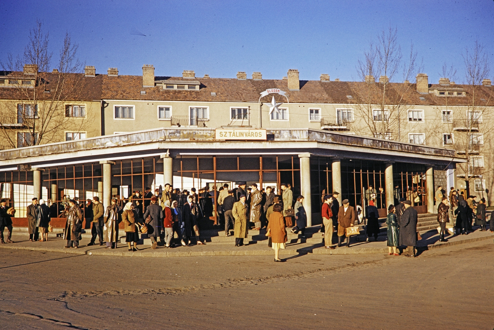 Magyarország, Dunaújváros, (Sztálinváros), Béke tér, autóbusz-pályaudvar., 1960, UWM Libraries, színes, Fortepan #259515