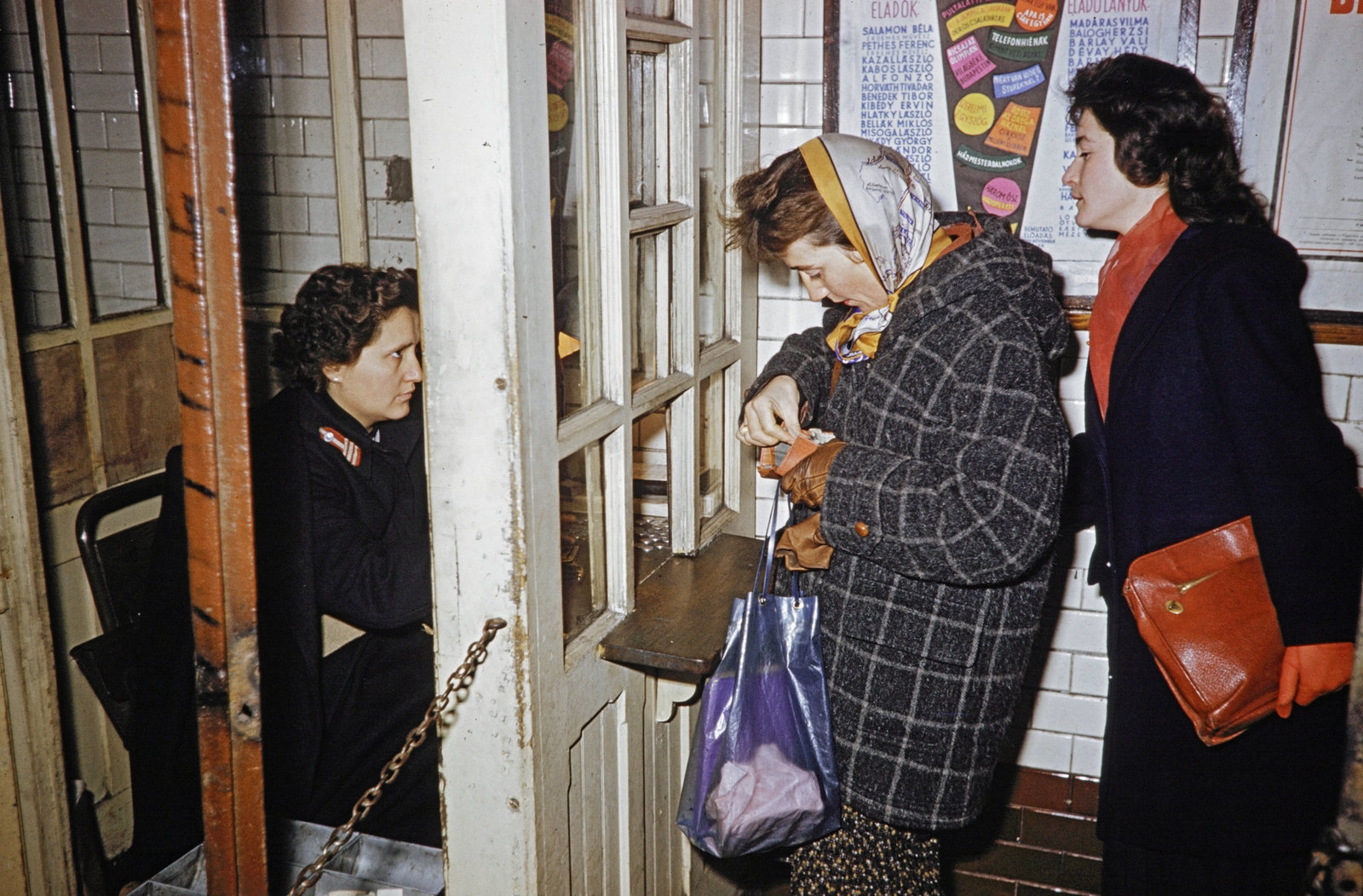 Hungary, Budapest, pénztár a Millenniumi Földalatti Vasút egyik állomásán., 1960, UWM Libraries, colorful, shopping, Fortepan #259523