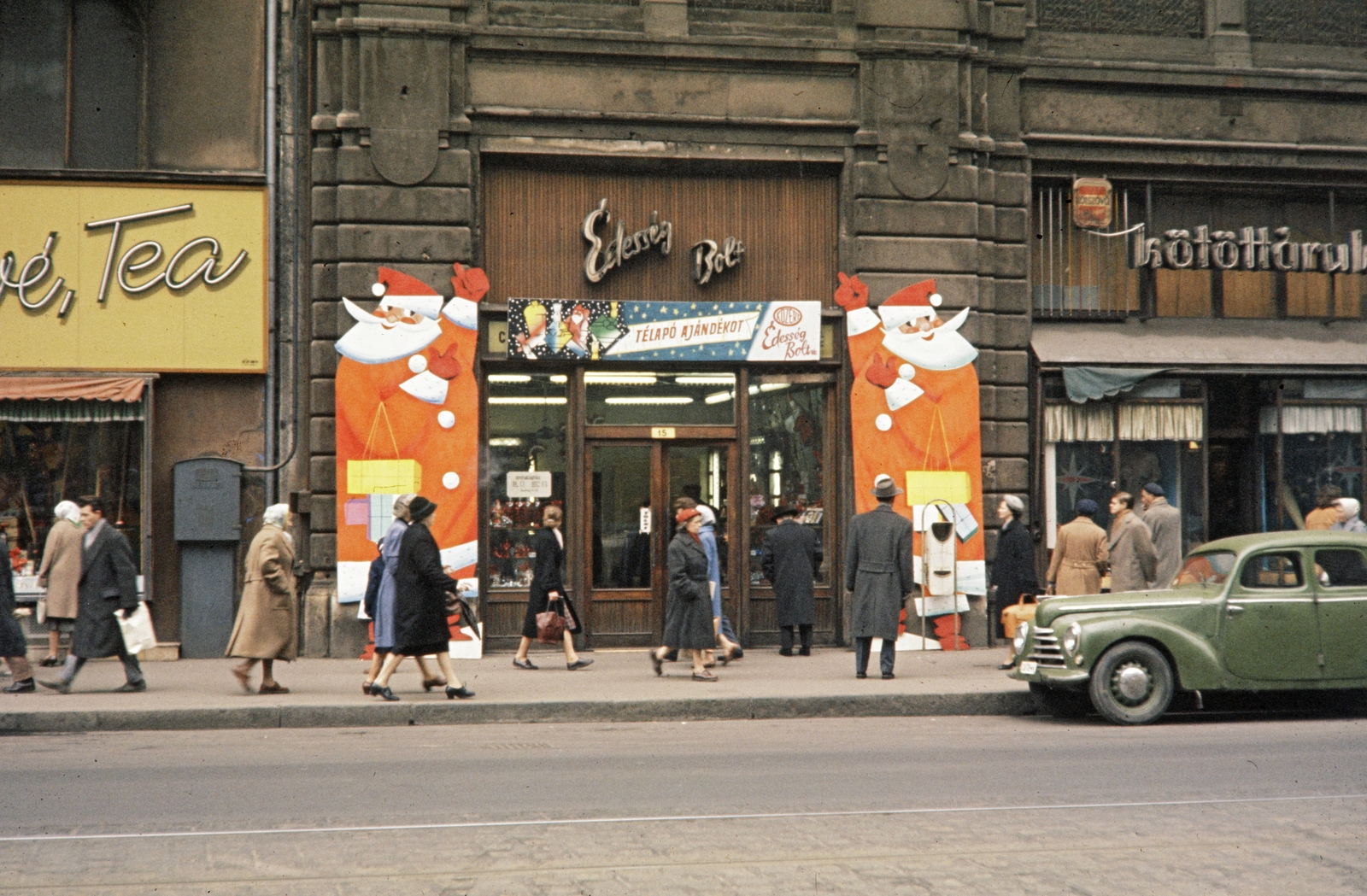 Hungary, Budapest V., Kossuth Lajos utca, édesség bolt a 18-as számú házban., 1960, UWM Libraries, Budapest, colorful, Santa Claus, decoration, Fortepan #259524